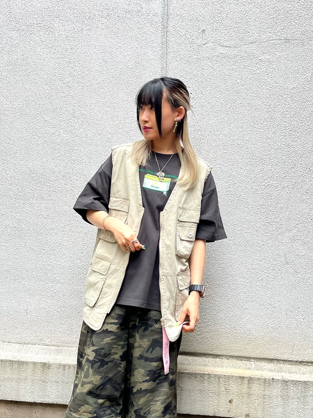 ブラック系のTシャツ/カットソー、ベージュ系のベスト、その他のその他パンツを着用したレディースの春コーディネートの2枚目の写真