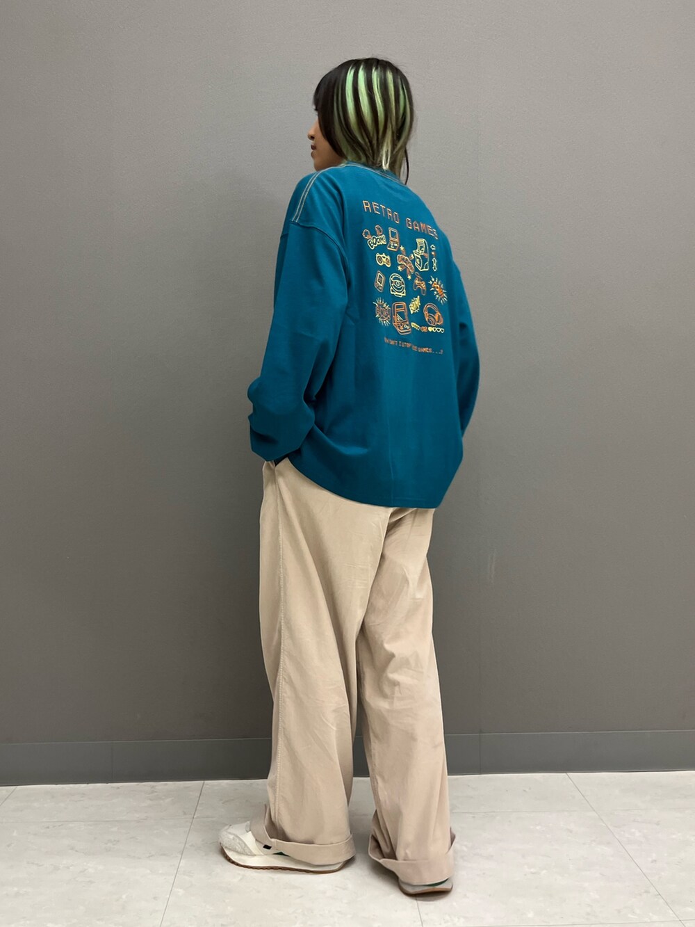 ブルー系のTシャツ/カットソー、ベージュ系のその他アウター、ベージュ系のスラックスを着用したレディースの秋コーディネートの6枚目の写真