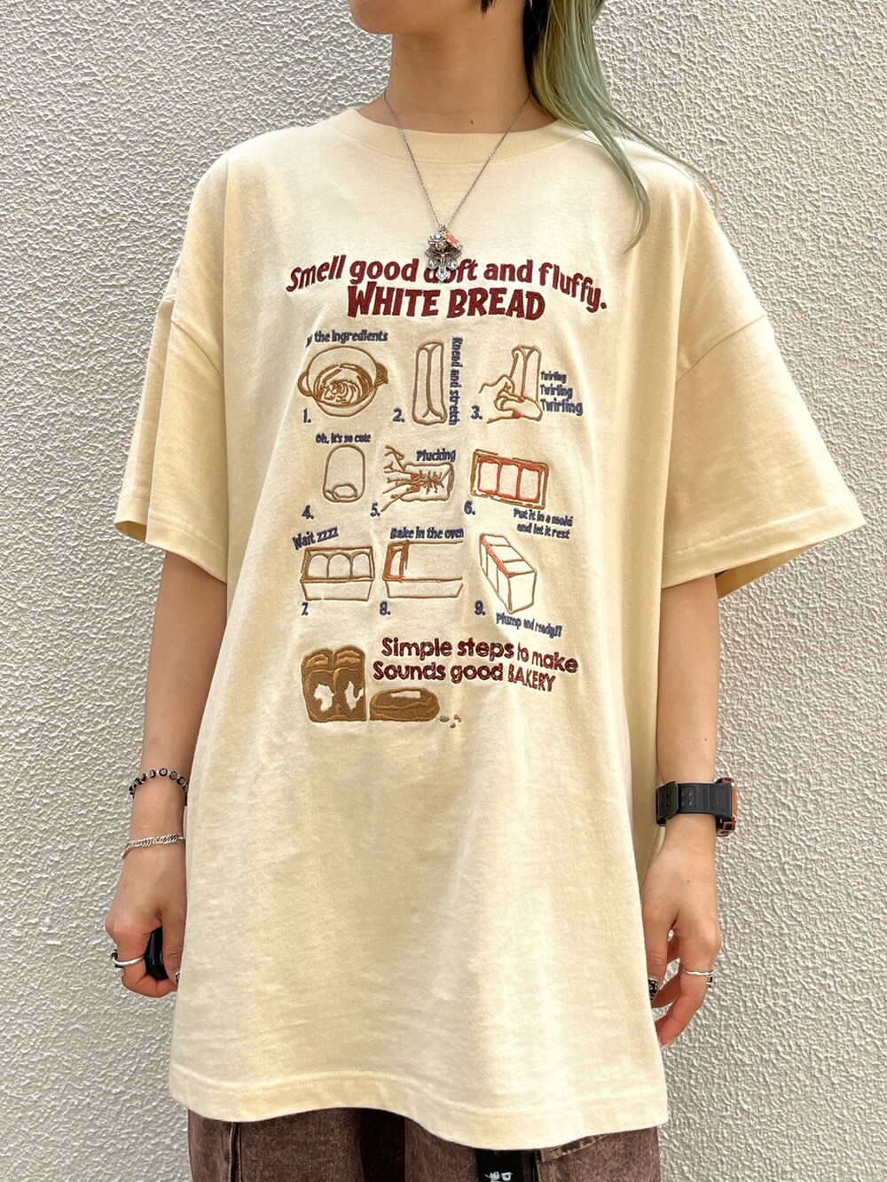 ホワイト系のTシャツ/カットソー、ブラウン系のデニムパンツ、ブラック系のベルトを着用したレディースの夏コーディネートの3枚目の写真