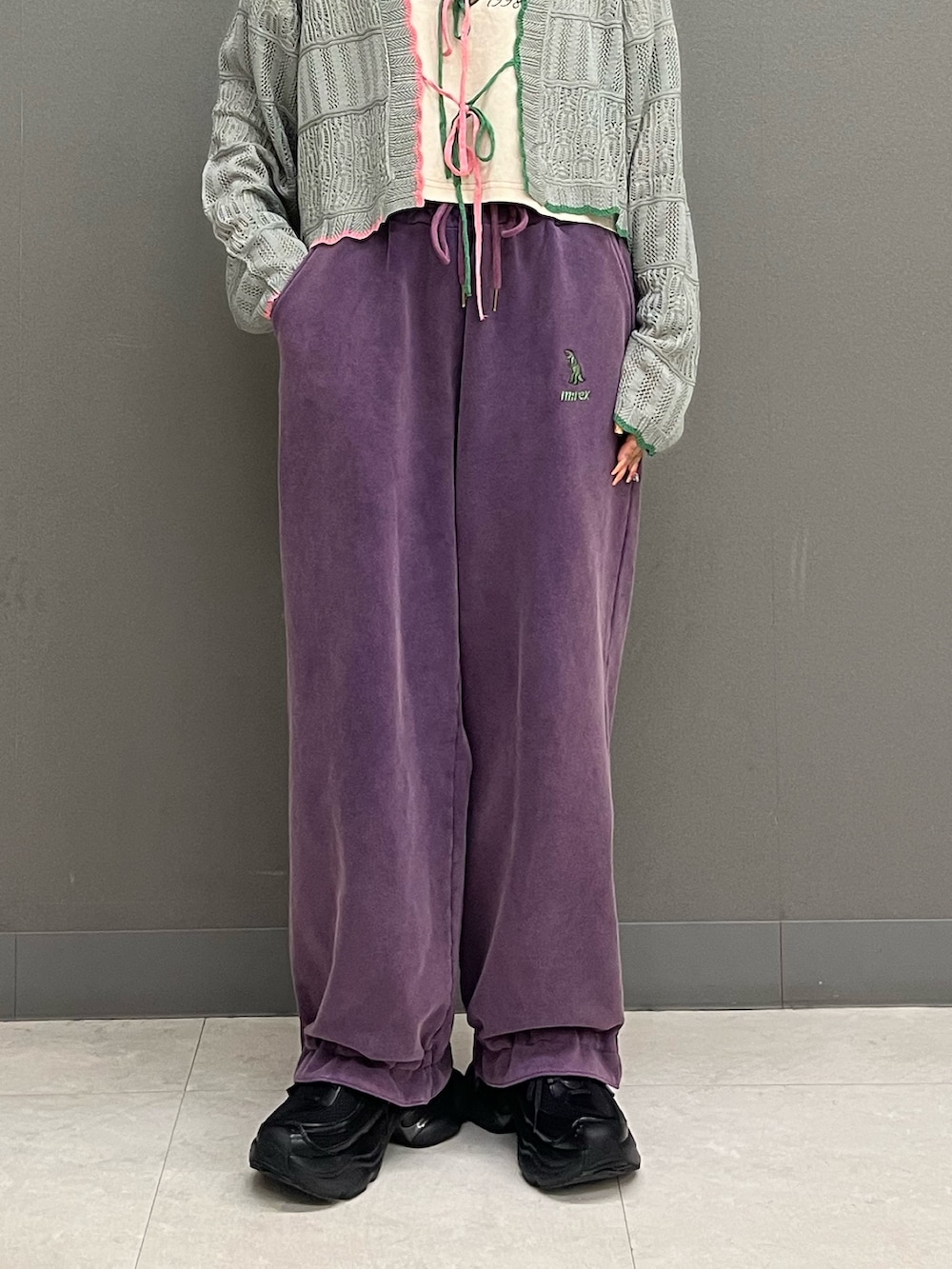 ホワイト系のTシャツ/カットソー、グレー系のカーディガン/ボレロ、パープル系のスウェットパンツを着用したレディースの夏コーディネートの8枚目の写真