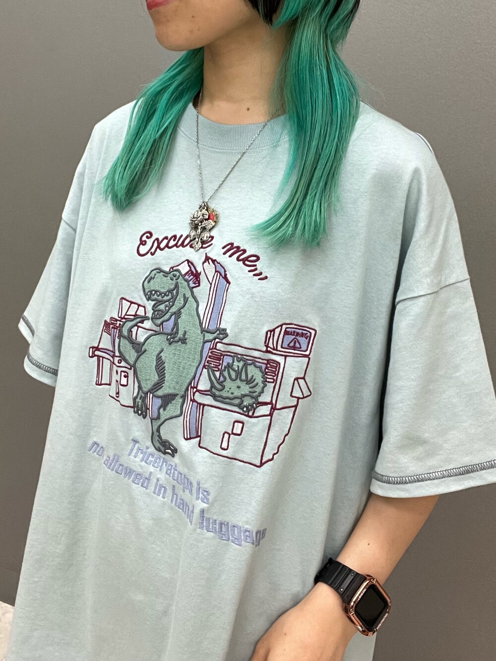 ブルー系のTシャツ/カットソー、ブルー系のその他パンツを着用したレディースの夏コーディネートの4枚目の写真