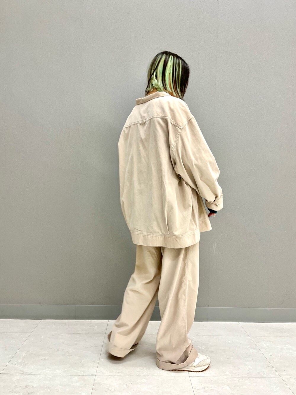 ブルー系のTシャツ/カットソー、ベージュ系のその他アウター、ベージュ系のスラックスを着用したレディースの秋コーディネートの3枚目の写真