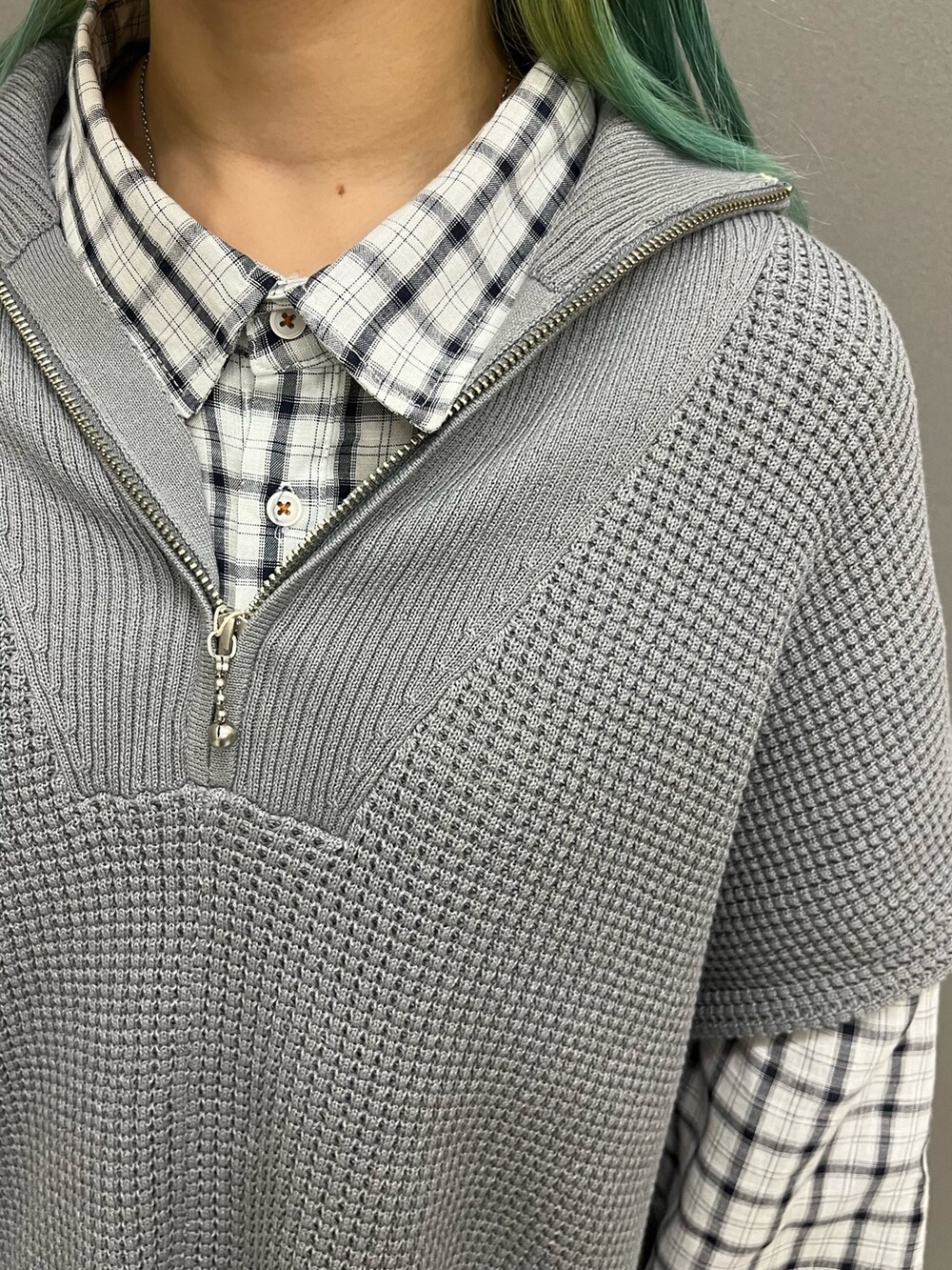 グレー系のニット/セーター、ホワイト系のシャツ/ブラウス、ブルー系のその他パンツを着用したレディースの春コーディネートの8枚目の写真