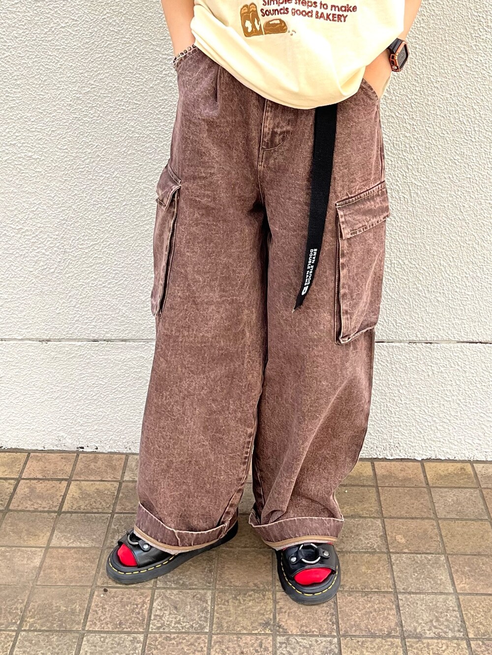 ホワイト系のTシャツ/カットソー、ブラウン系のデニムパンツ、ブラック系のベルトを着用したレディースの夏コーディネートの5枚目の写真