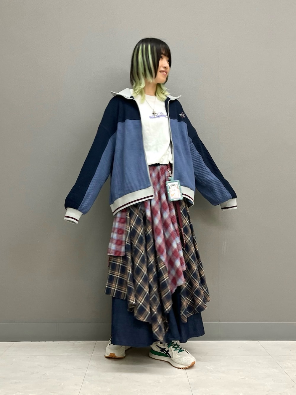 ホワイト系のTシャツ/カットソー、ブルー系のセットアップ、レッド系のスカートを着用したレディースの秋コーディネートの2枚目の写真