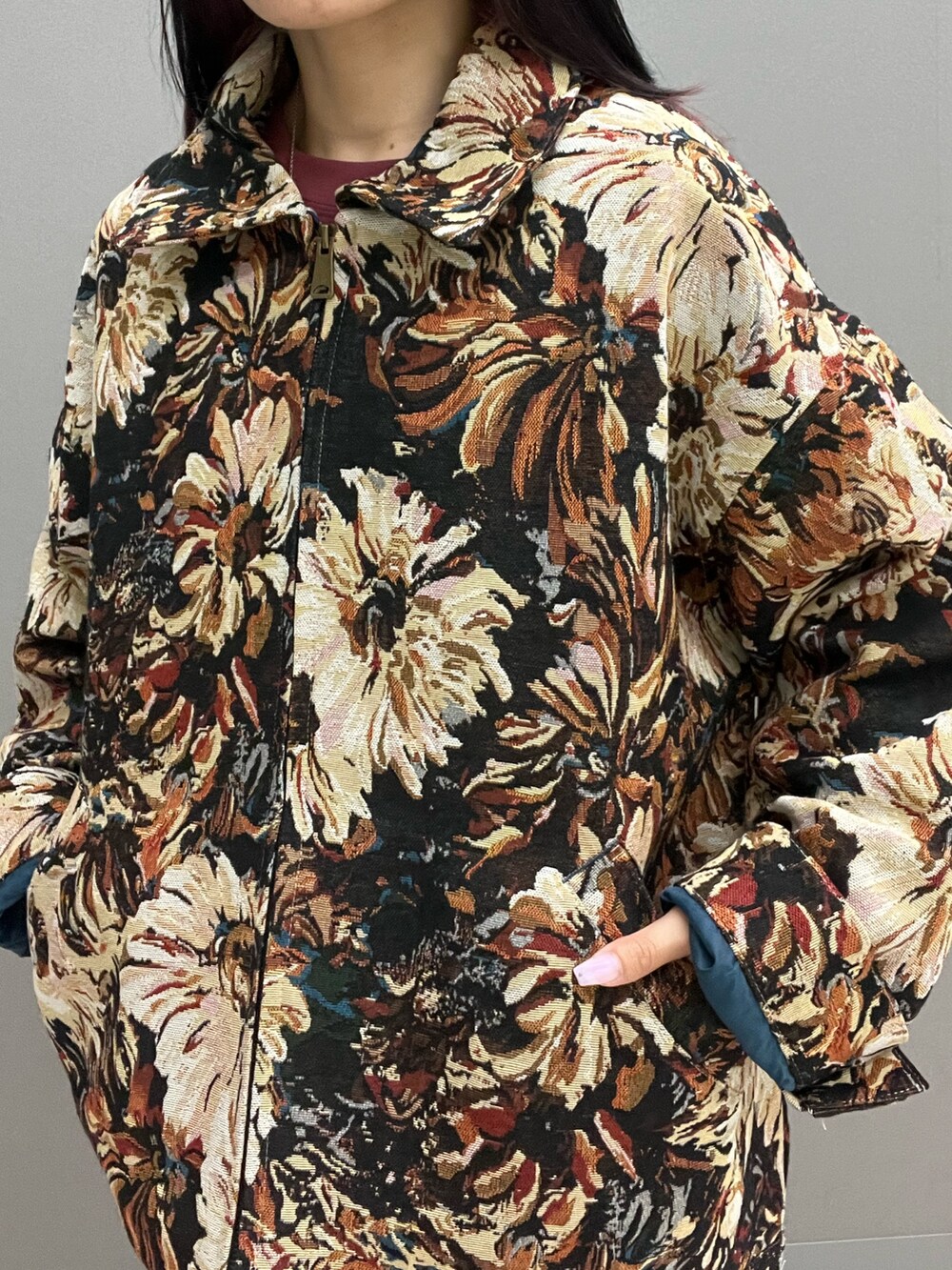 ブラック系のカーディガン/ボレロ、レッド系のTシャツ/カットソー、ブラック系のその他パンツを着用したレディースの秋コーディネートの4枚目の写真