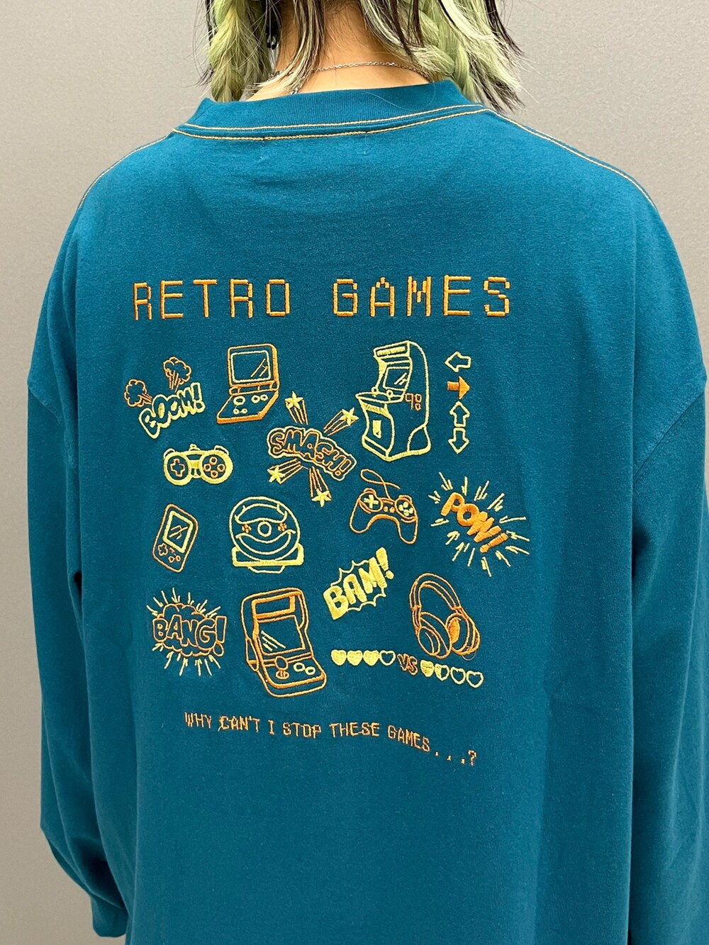 ブルー系のTシャツ/カットソー、ベージュ系のその他アウター、ベージュ系のスラックスを着用したレディースの秋コーディネートの8枚目の写真