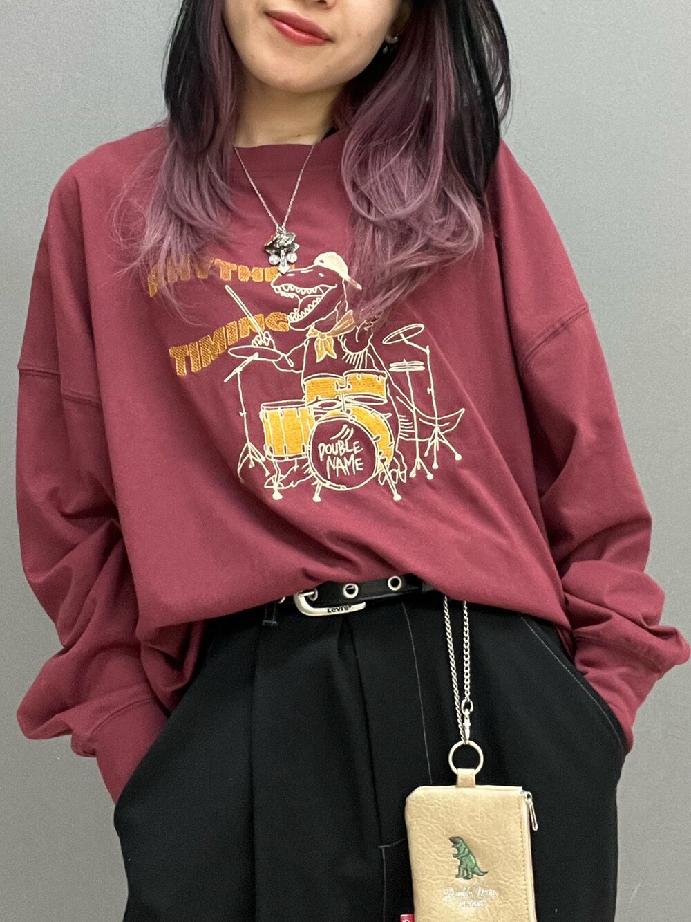 ブラック系のカーディガン/ボレロ、レッド系のTシャツ/カットソー、ブラック系のその他パンツを着用したレディースの秋コーディネートの5枚目の写真