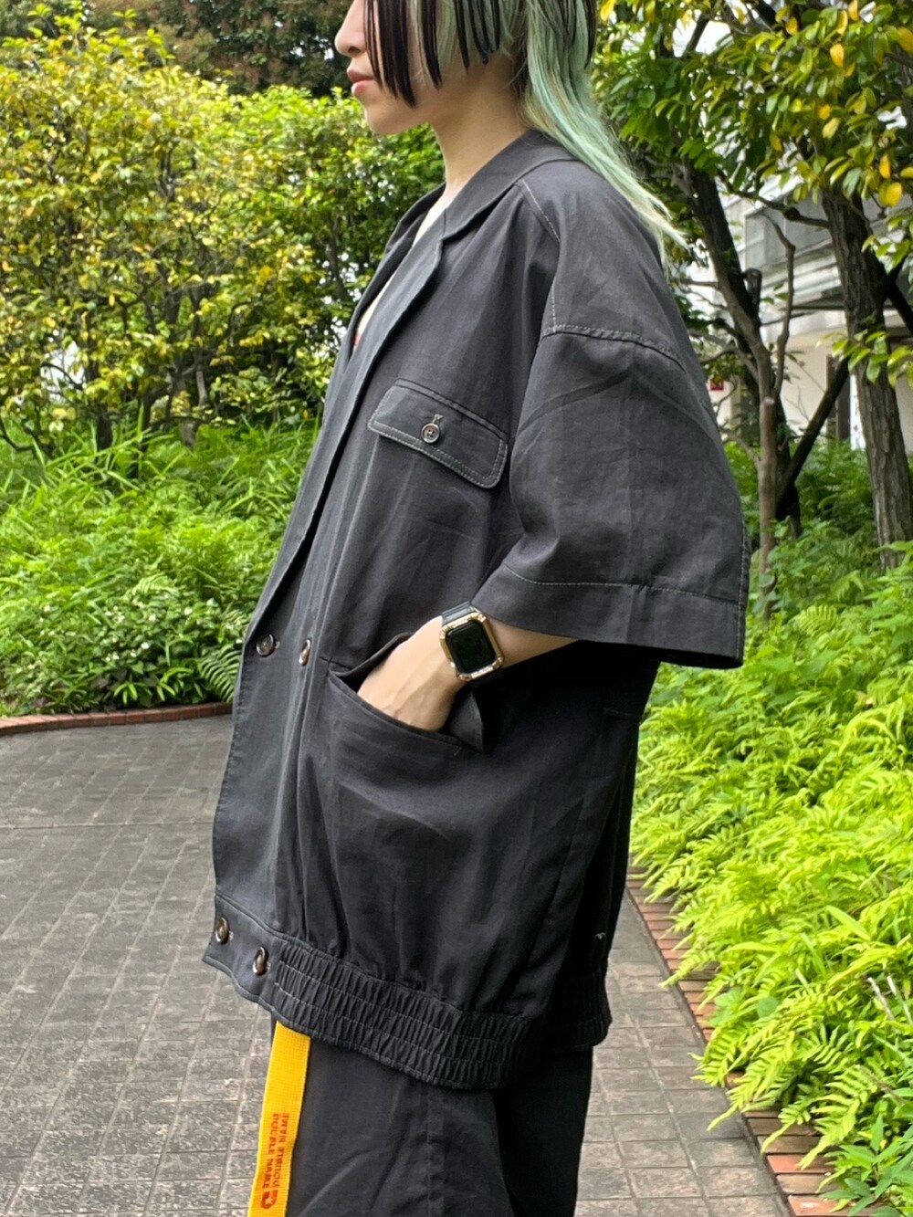 ブラック系のその他パンツ、ブラック系のその他アウター、ベージュ系のTシャツ/カットソーを着用したレディースの春コーディネートの5枚目の写真