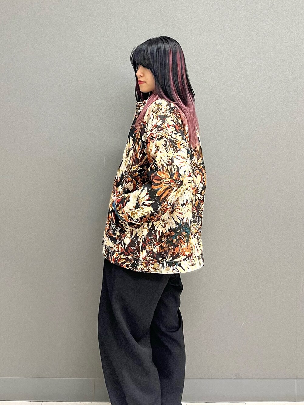 ブラック系のカーディガン/ボレロ、レッド系のTシャツ/カットソー、ブラック系のその他パンツを着用したレディースの秋コーディネートの2枚目の写真