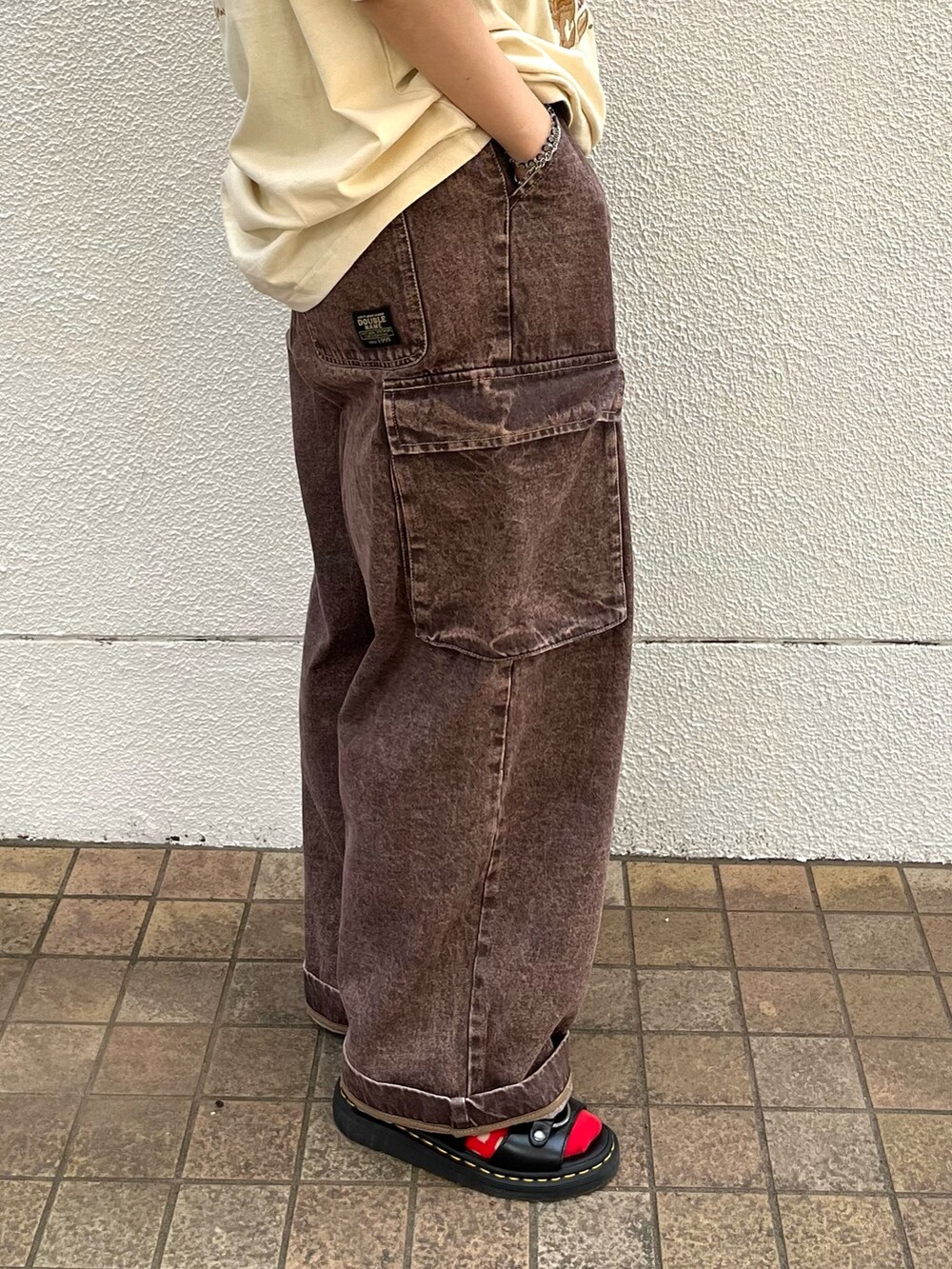 ホワイト系のTシャツ/カットソー、ブラウン系のデニムパンツ、ブラック系のベルトを着用したレディースの夏コーディネートの6枚目の写真