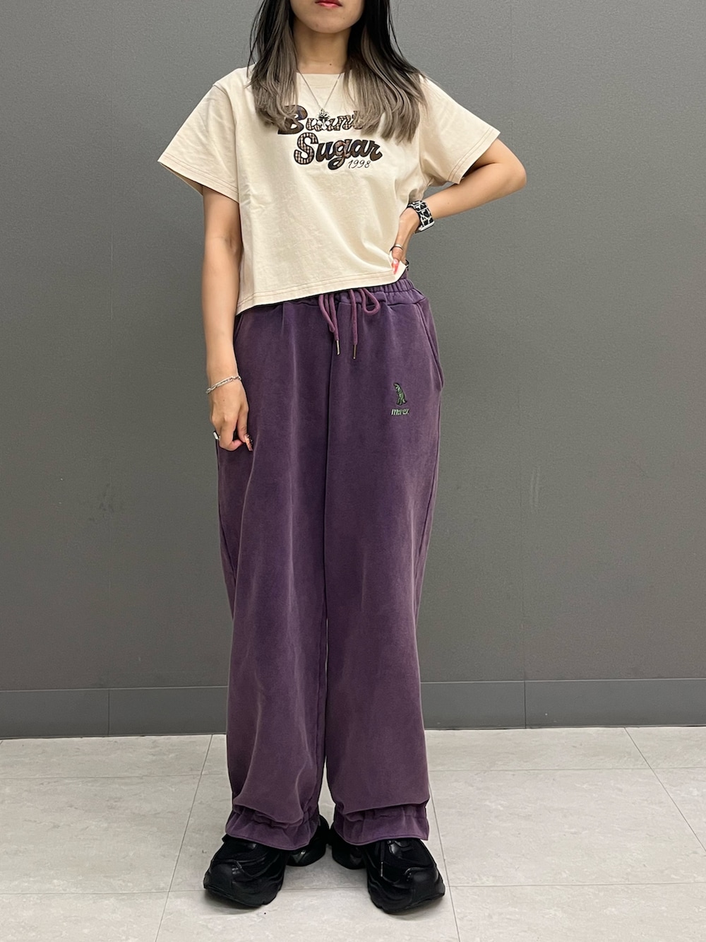 ホワイト系のTシャツ/カットソー、グレー系のカーディガン/ボレロ、パープル系のスウェットパンツを着用したレディースの夏コーディネートの9枚目の写真