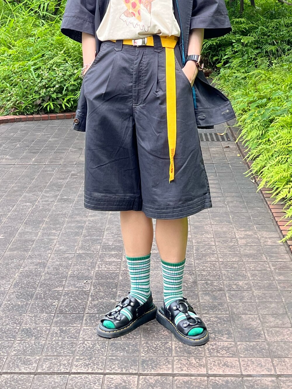 ブラック系のその他パンツ、ブラック系のその他アウター、ベージュ系のTシャツ/カットソーを着用したレディースの春コーディネートの6枚目の写真