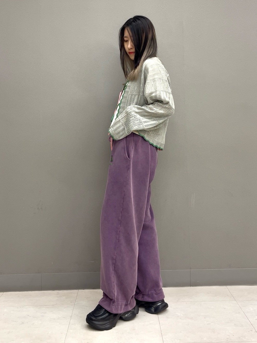 ホワイト系のTシャツ/カットソー、グレー系のカーディガン/ボレロ、パープル系のスウェットパンツを着用したレディースの夏コーディネートの4枚目の写真
