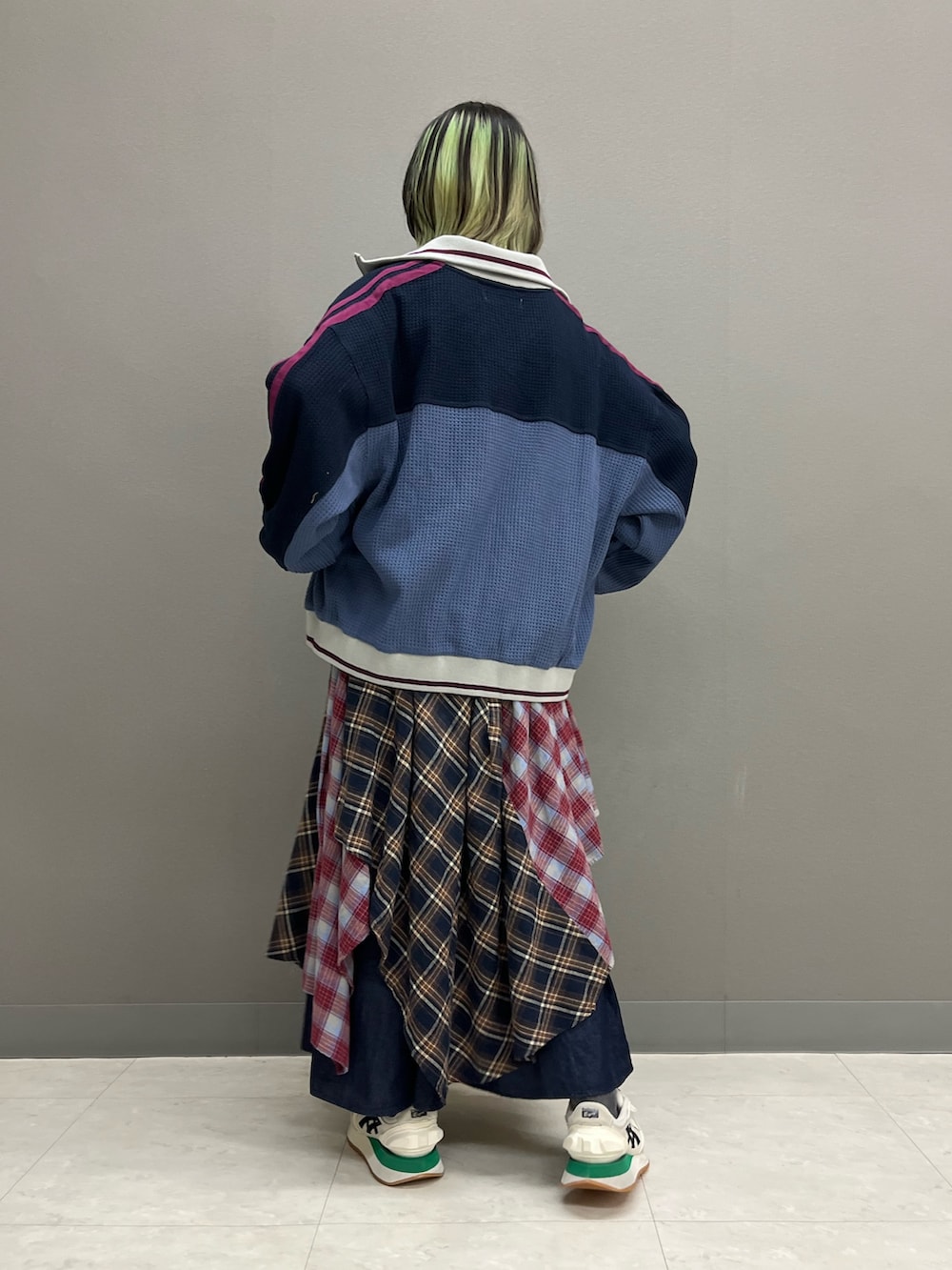 ホワイト系のTシャツ/カットソー、ブルー系のセットアップ、レッド系のスカートを着用したレディースの秋コーディネートの4枚目の写真