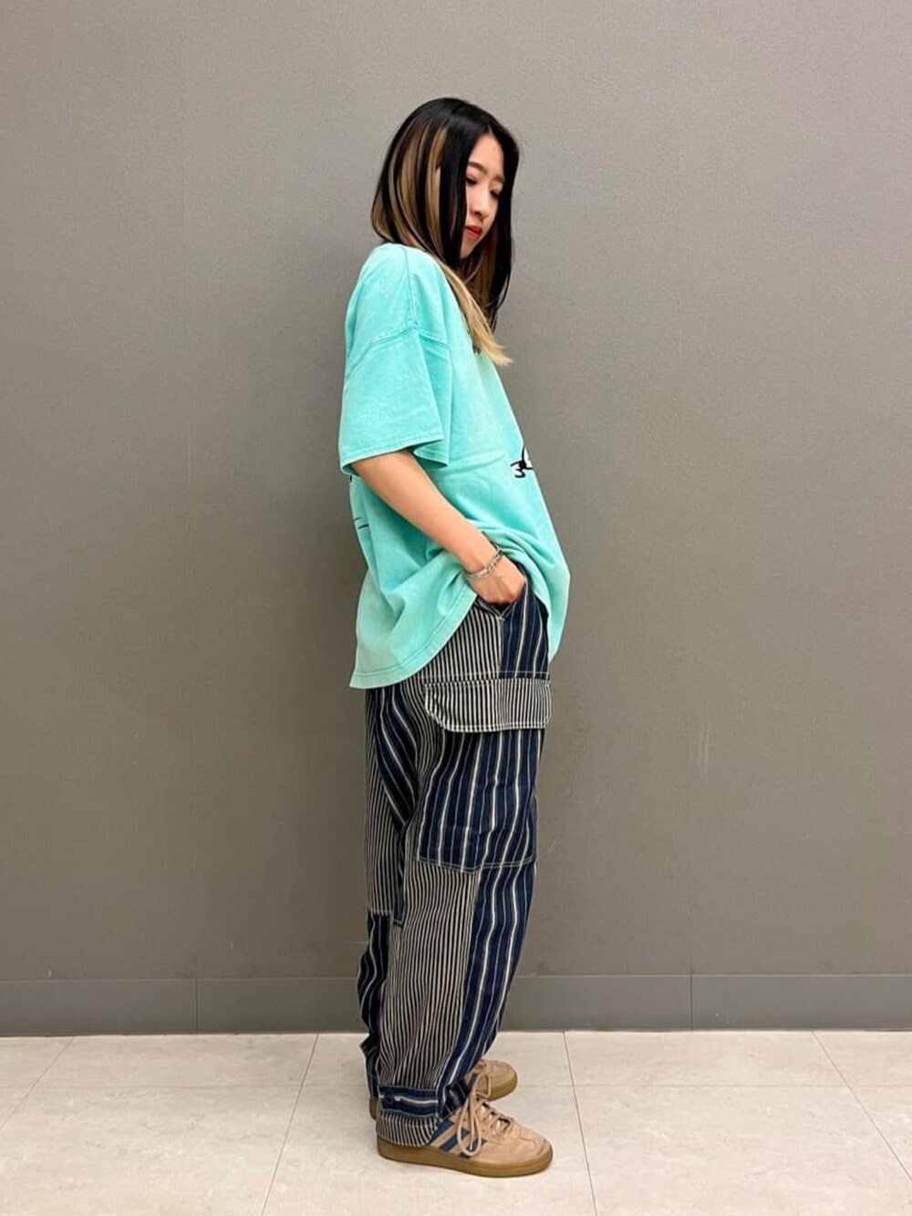 ブルー系のTシャツ/カットソー、ブルー系のデニムパンツを着用したレディースの夏コーディネートの3枚目の写真