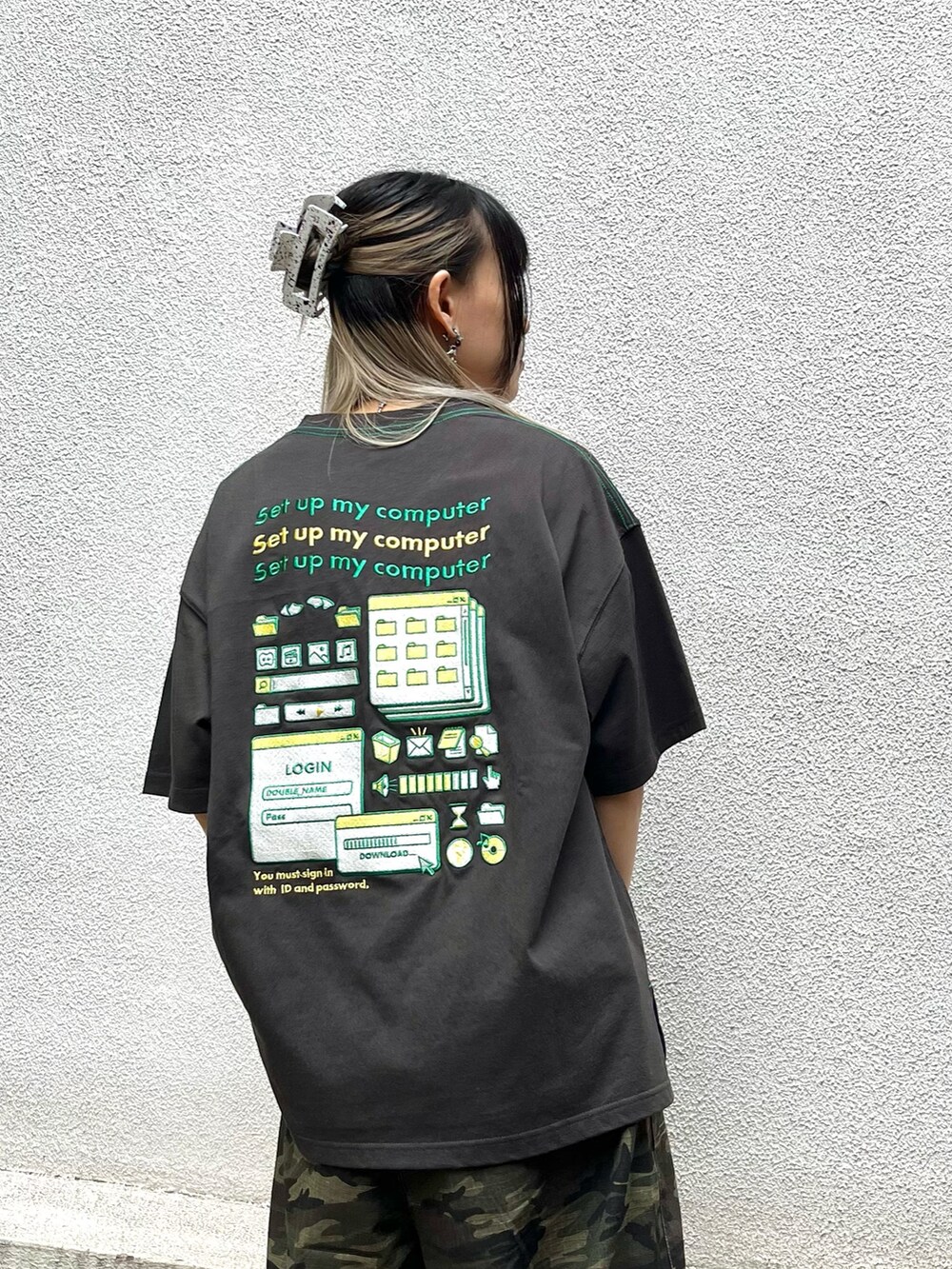 ブラック系のTシャツ/カットソー、ベージュ系のベスト、その他のその他パンツを着用したレディースの春コーディネートの5枚目の写真