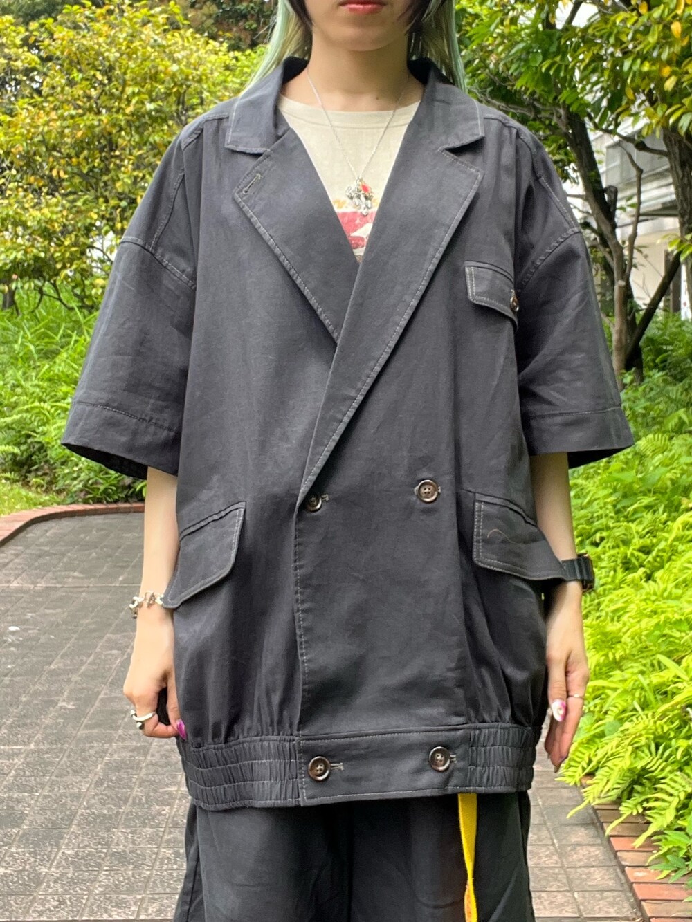 ブラック系のその他パンツ、ブラック系のその他アウター、ベージュ系のTシャツ/カットソーを着用したレディースの春コーディネートの4枚目の写真