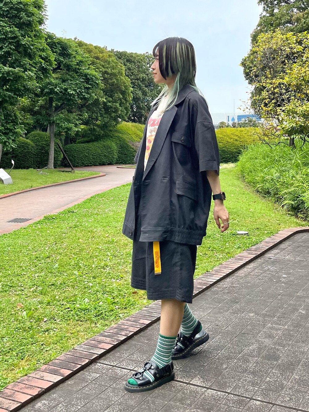 ブラック系のその他パンツ、ブラック系のその他アウター、ベージュ系のTシャツ/カットソーを着用したレディースの春コーディネートの3枚目の写真