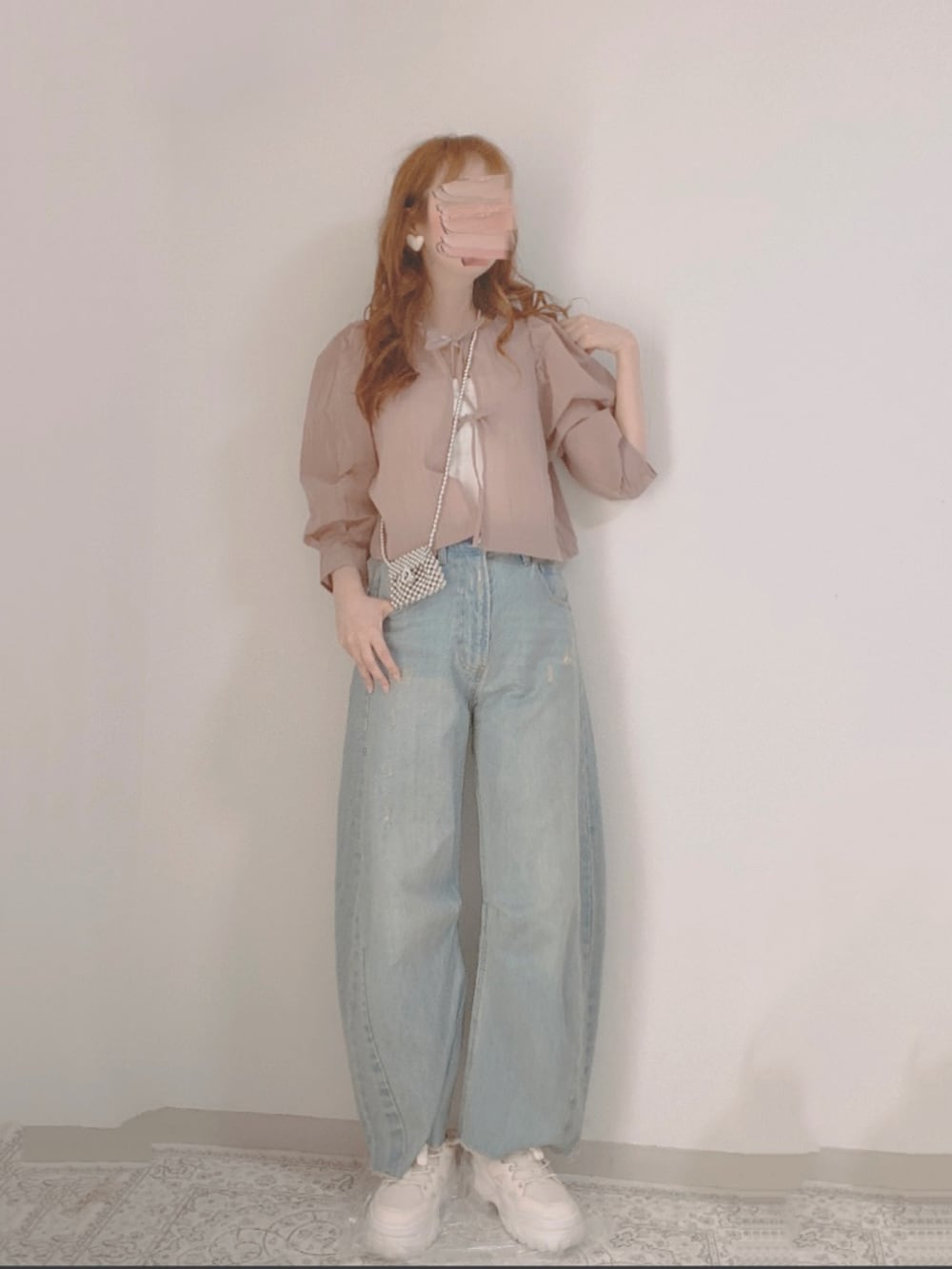 「韓国ファッション、淡色コーデ、淡色女子、春コーデ、夏コーデ、mystic、デニム、ガーリー、カジュアルコーデ、スニーカー、ピンク、骨格ウェーブ、ootd、シアートップス」｜「mysticのバックリボンブラウス（シャツ/ブラウス、ピンク系）」を使った、shiroさん（レディース・159cm）の春コーディネートの2枚目の写真