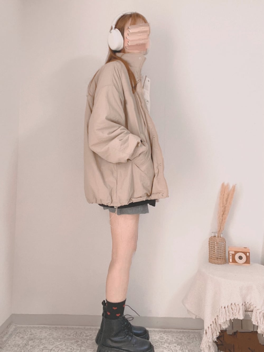 ベージュ系のブルゾン、ブラック系のスウェット、グレー系のその他パンツを着用したレディースの秋コーディネートの2枚目の写真