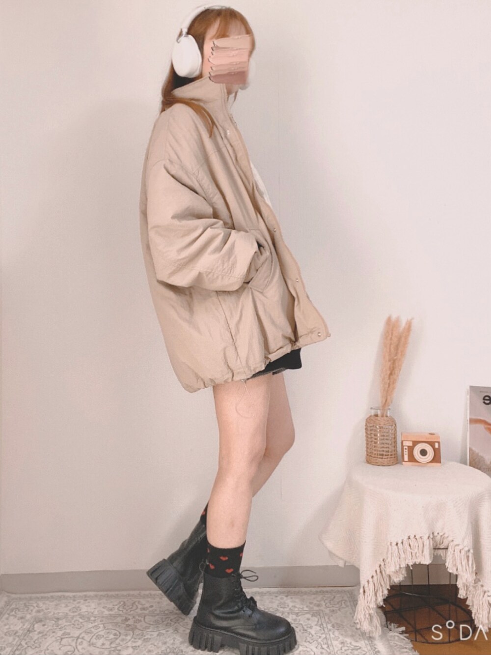 ベージュ系のブルゾン、ブラック系のスウェット、グレー系のその他パンツを着用したレディースの秋コーディネートの5枚目の写真