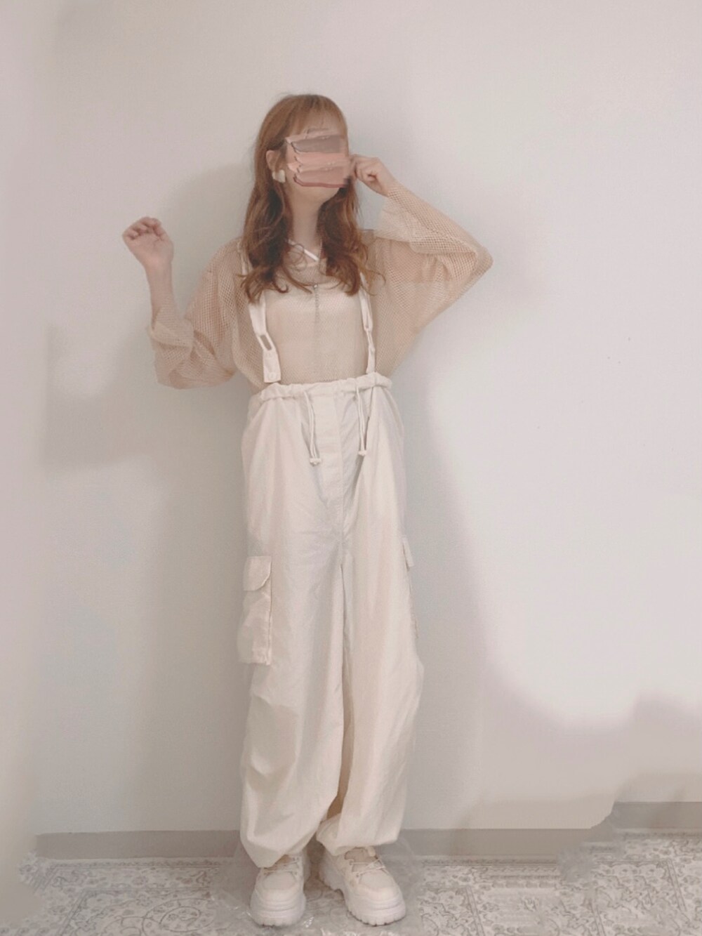 ベージュ系のTシャツ/カットソー、ホワイト系のスニーカー、ホワイト系のカーゴパンツを着用したレディースの春コーディネートの2枚目の写真