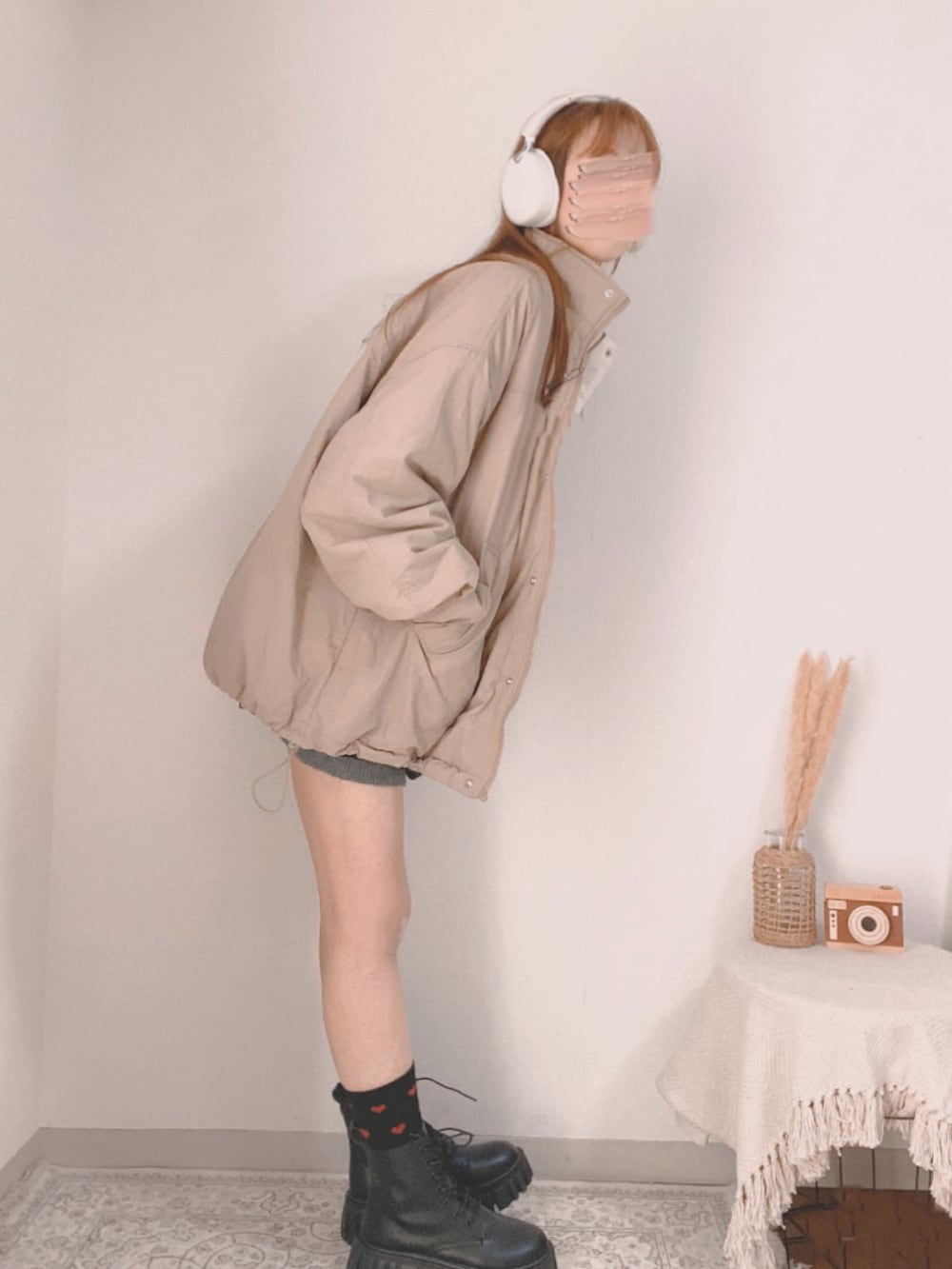 ベージュ系のブルゾン、ブラック系のスウェット、グレー系のその他パンツを着用したレディースの秋コーディネートの3枚目の写真