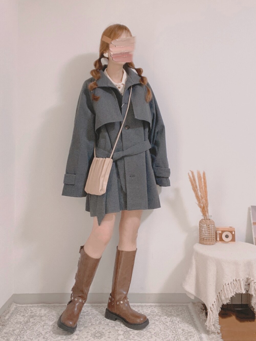 グレー系のトレンチコート、ホワイト系のニット/セーター、ベージュ系のショルダーバッグを着用したレディースの秋コーディネートの2枚目の写真