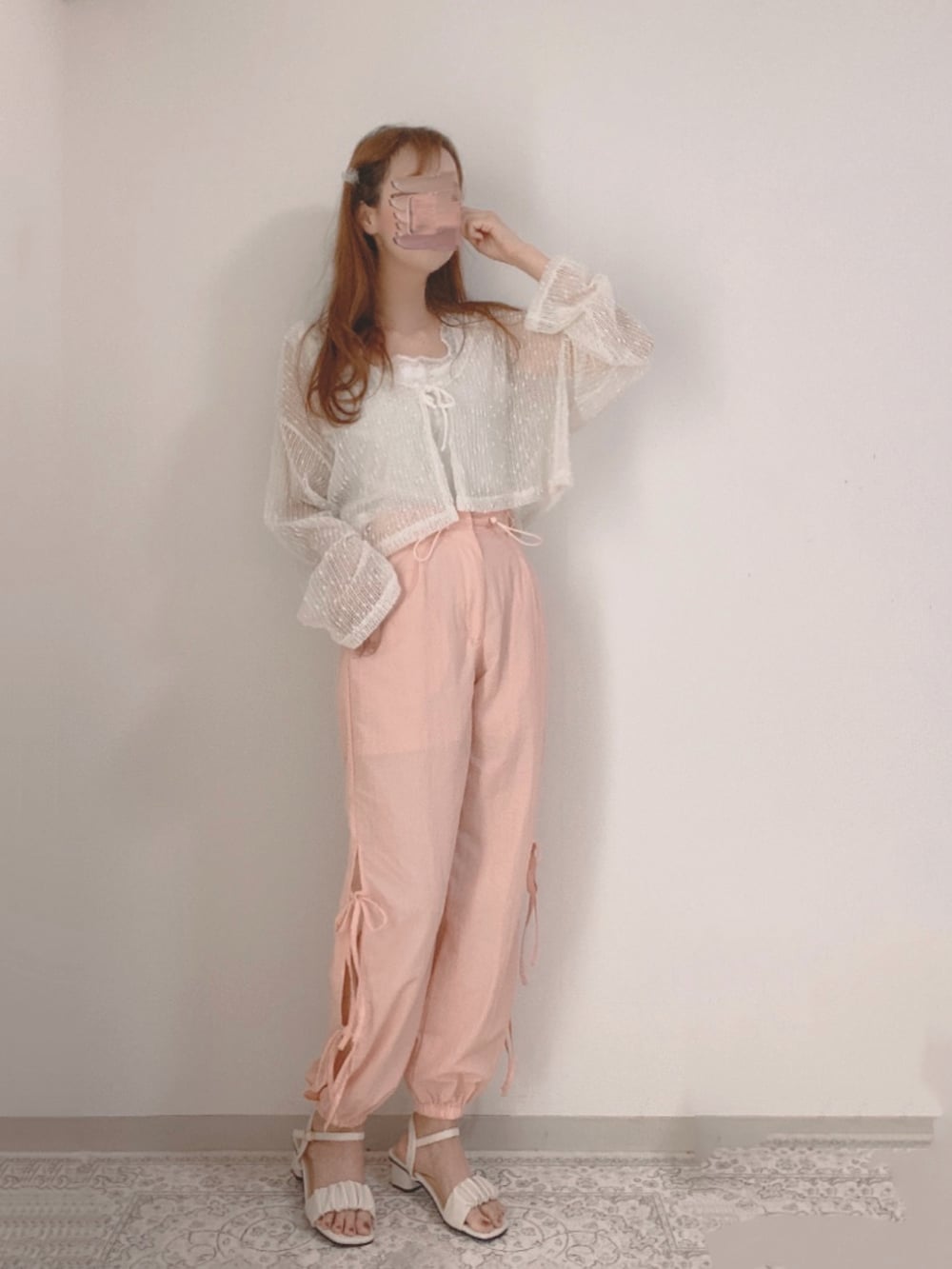 ピンク系のカーゴパンツ、ホワイト系のカーディガン/ボレロ、ホワイト系のサンダルを着用したレディースの夏コーディネートの2枚目の写真