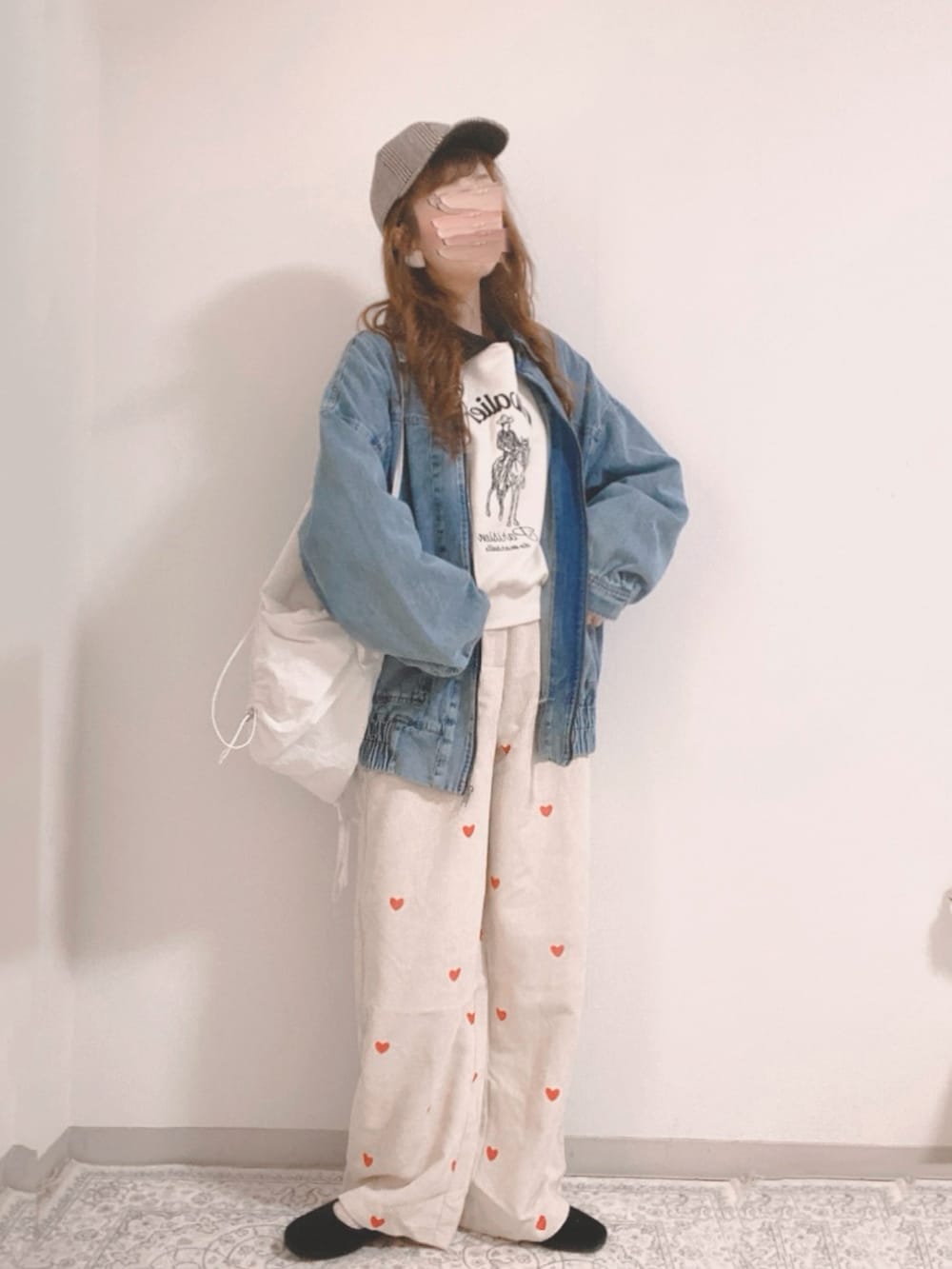 ブルー系のブルゾン、ホワイト系のスウェット、ホワイト系のパンツを着用したレディースの冬コーディネートの2枚目の写真