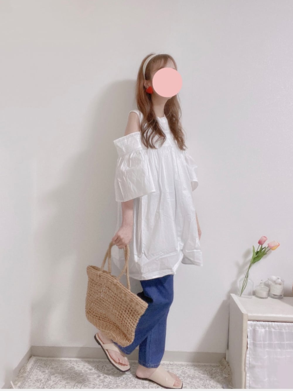 ホワイト系のシャツ/ブラウス、ベージュ系のかごバッグ、ブルー系のその他パンツを着用したレディースの夏コーディネートの2枚目の写真