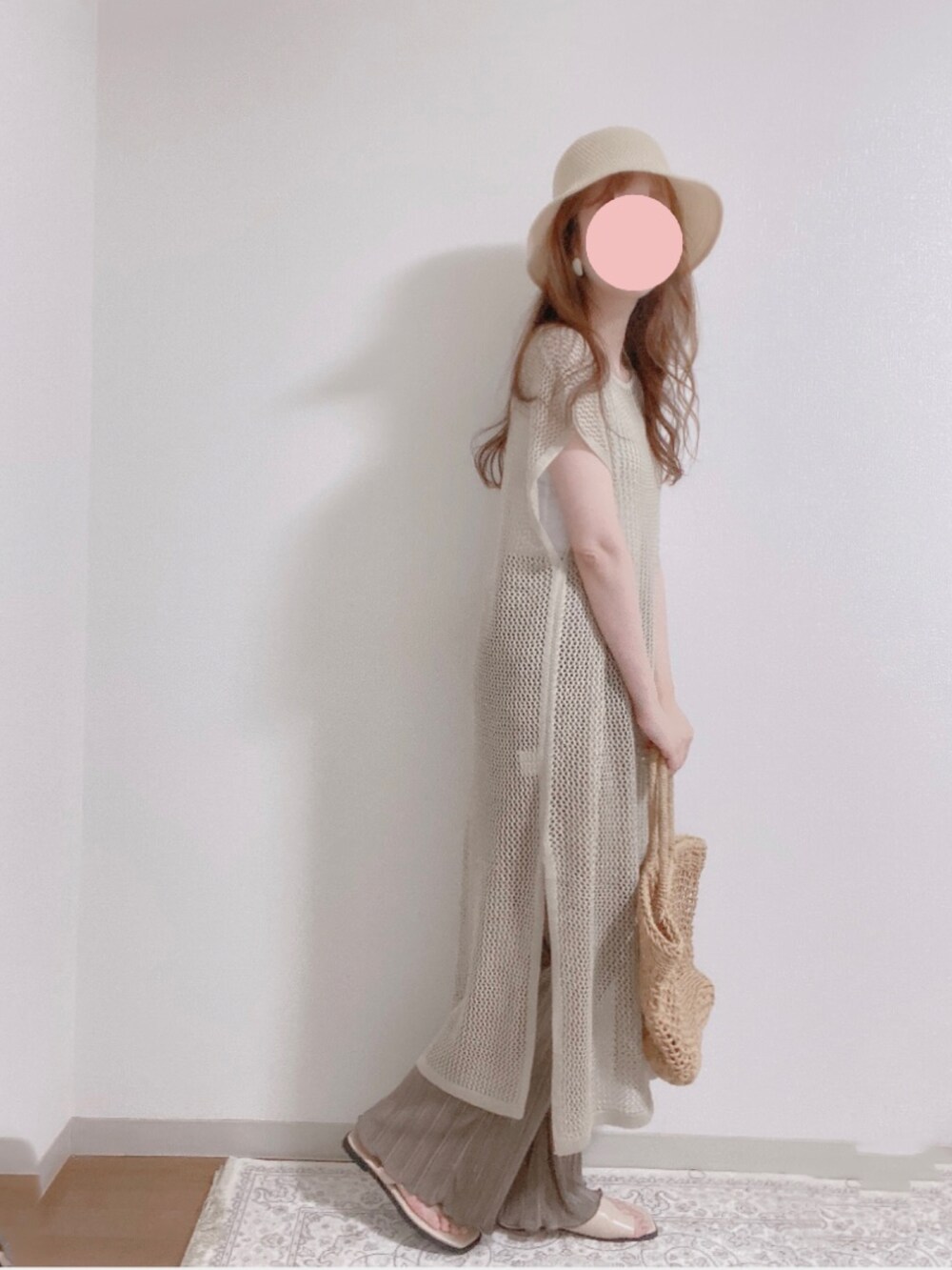 ベージュ系のワンピース、ベージュ系のかごバッグ、ブラウン系のその他パンツを着用したレディースの夏コーディネートの2枚目の写真