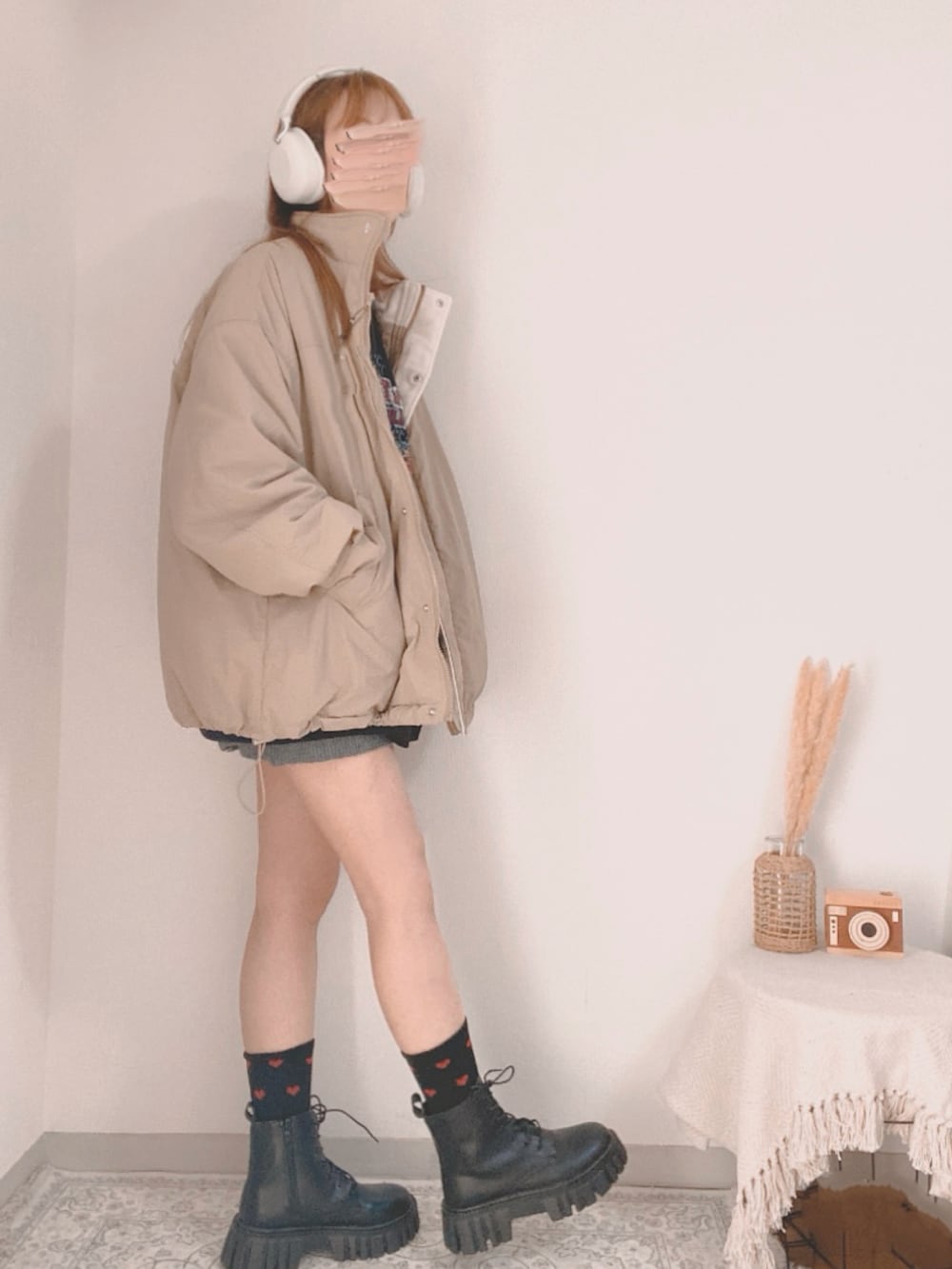 ベージュ系のブルゾン、ブラック系のスウェット、グレー系のその他パンツを着用したレディースの秋コーディネートの4枚目の写真