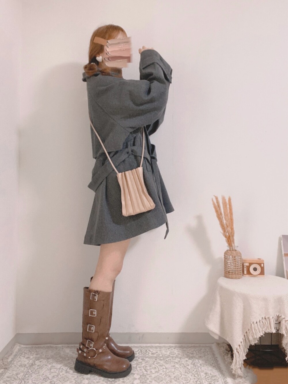 グレー系のトレンチコート、ホワイト系のニット/セーター、ベージュ系のショルダーバッグを着用したレディースの秋コーディネートの5枚目の写真