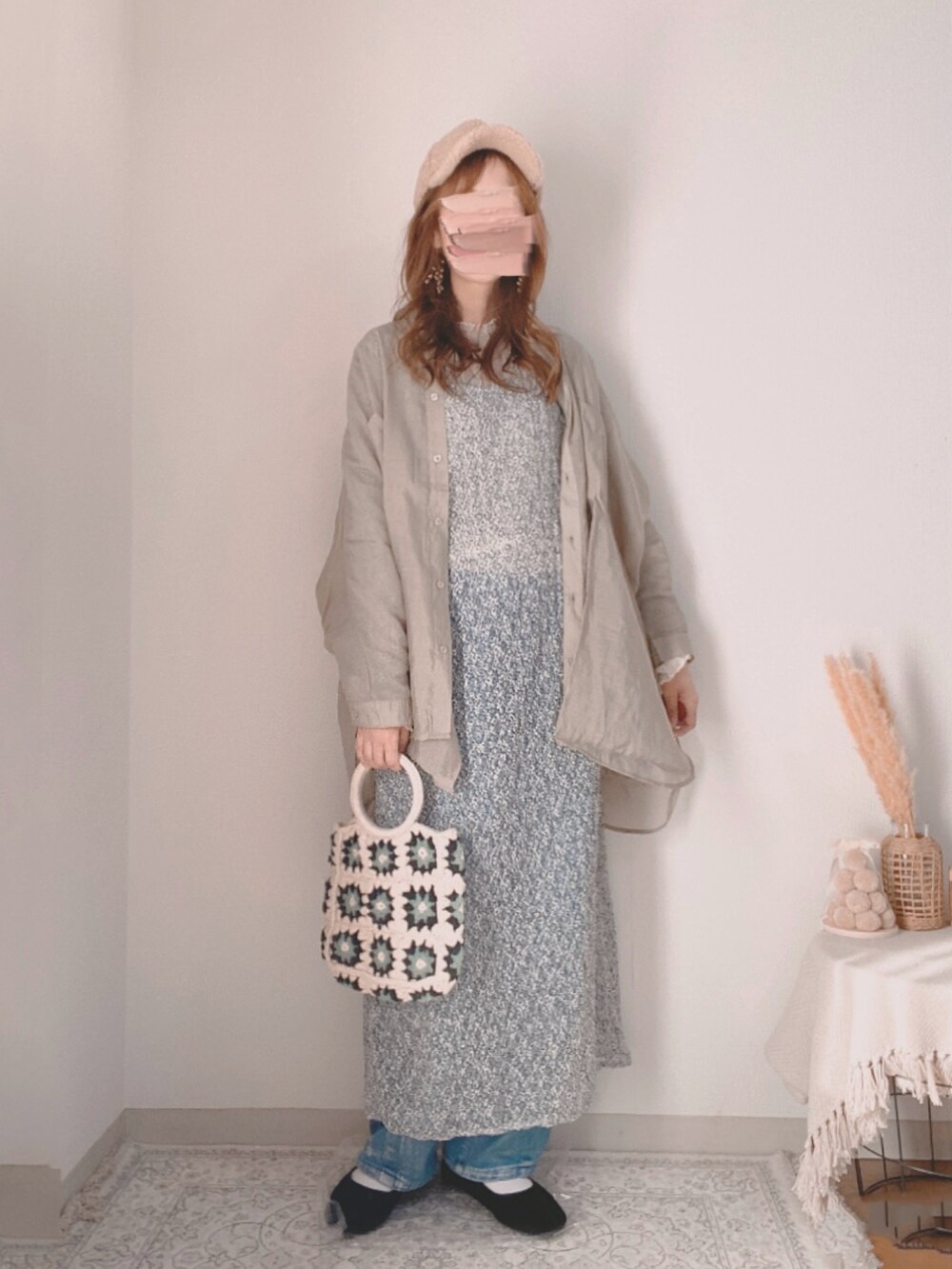 グリーン系のシャツ/ブラウス、ホワイト系のワンピース、ホワイト系のハンドバッグを着用したレディースの冬コーディネートの2枚目の写真