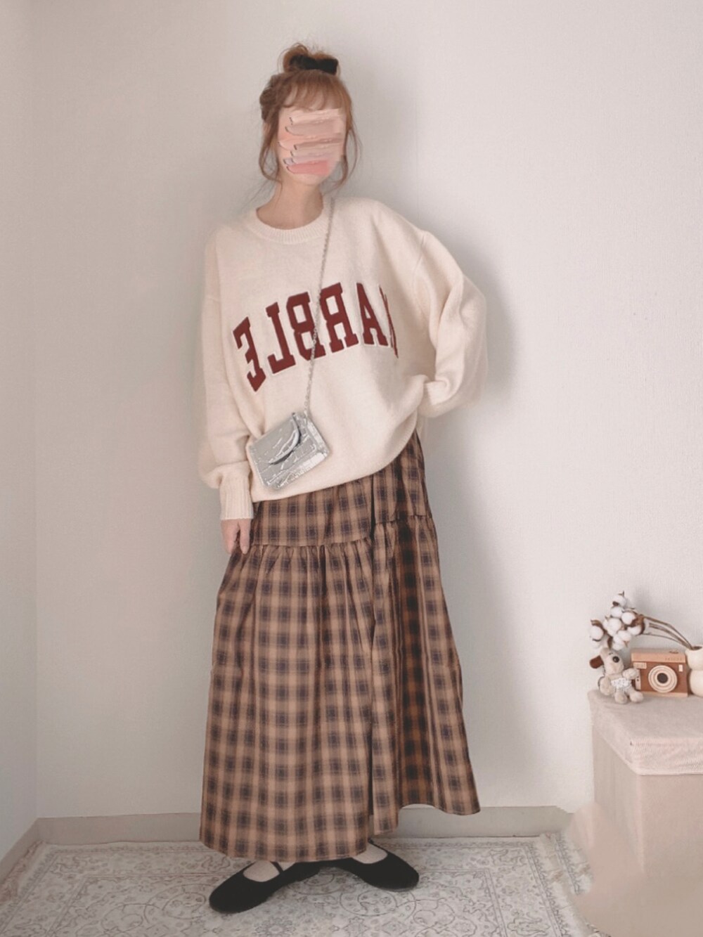 ホワイト系のニット/セーター、ベージュ系のワンピース、ブラック系のバレエシューズを着用したレディースの冬コーディネートの2枚目の写真