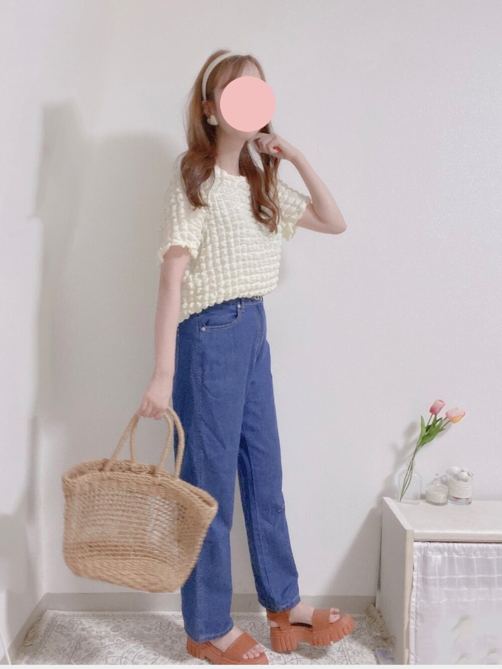 ホワイト系のTシャツ/カットソー、ベージュ系のかごバッグ、ブルー系のその他パンツを着用したレディースの夏コーディネートの2枚目の写真