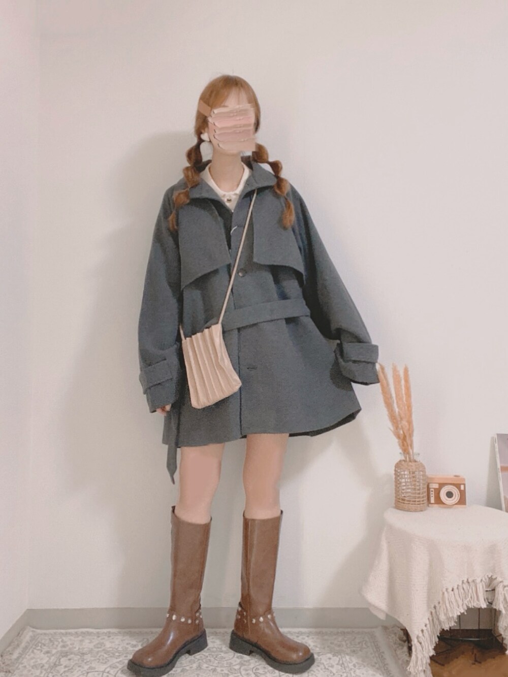 グレー系のトレンチコート、ホワイト系のニット/セーター、ベージュ系のショルダーバッグを着用したレディースの秋コーディネートの3枚目の写真