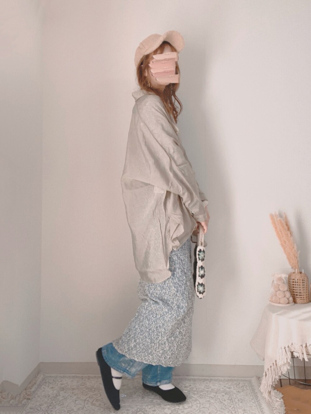 グリーン系のシャツ/ブラウス、ホワイト系のワンピース、ホワイト系のハンドバッグを着用したレディースの冬コーディネートの3枚目の写真