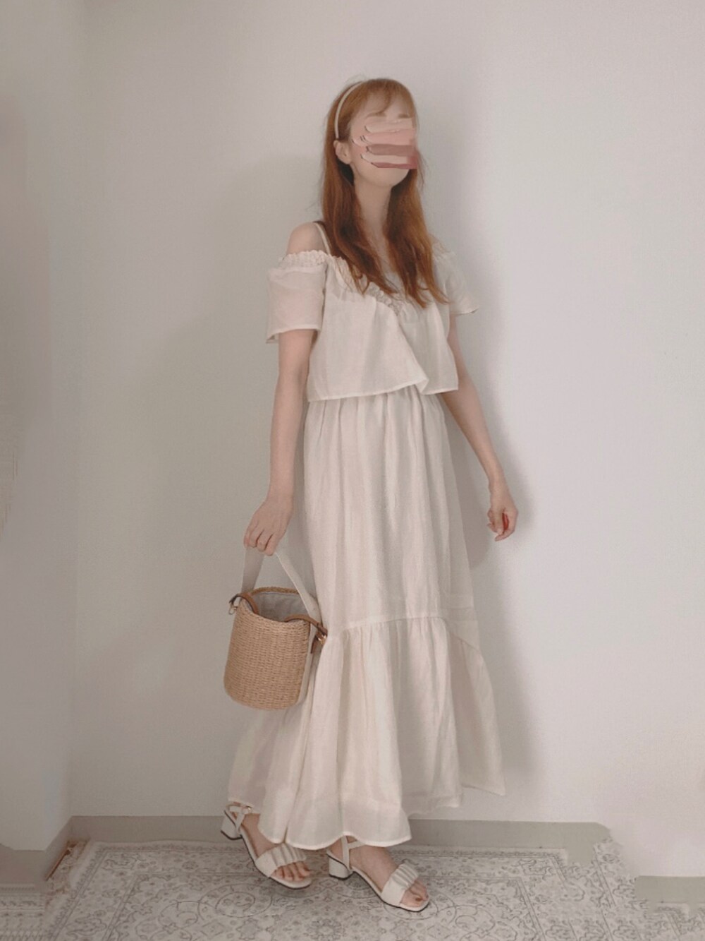 ベージュ系のワンピース/ドレス、ベージュ系のかごバッグ、ホワイト系のサンダルを着用したレディースの夏コーディネートの2枚目の写真