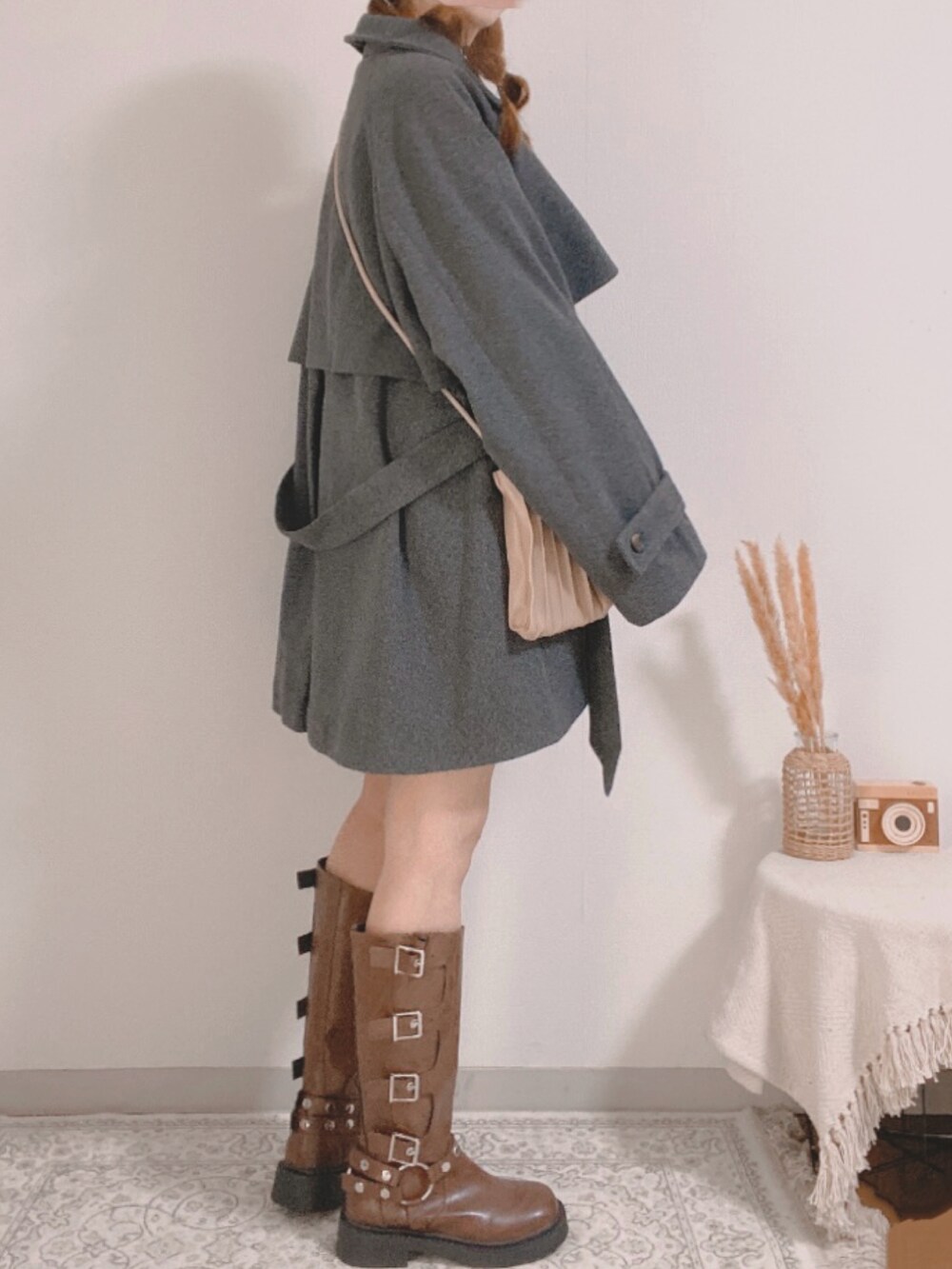 グレー系のトレンチコート、ホワイト系のニット/セーター、ベージュ系のショルダーバッグを着用したレディースの秋コーディネートの4枚目の写真