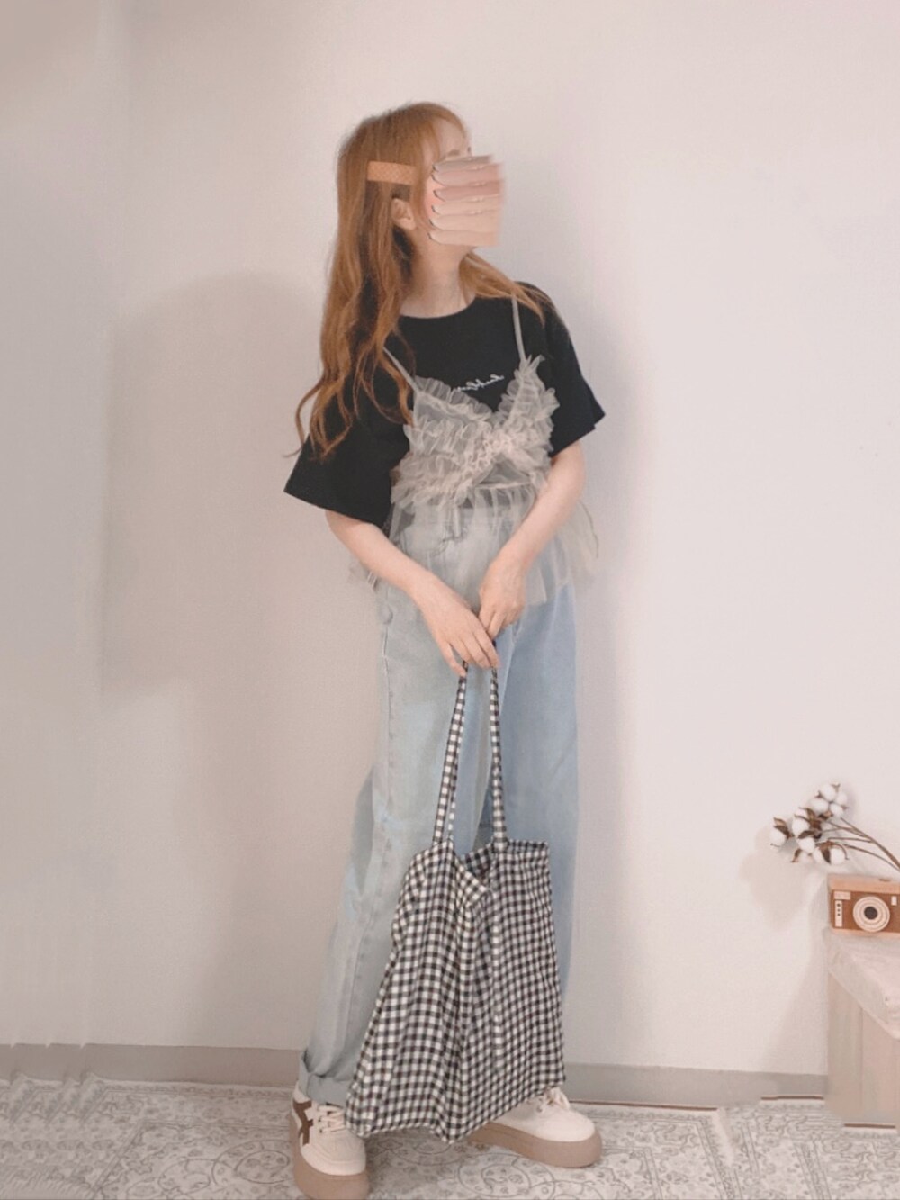 ブラック系のTシャツ/カットソー、ベージュ系のキャミソール、ブルー系のデニムパンツを着用したレディースの夏コーディネートの2枚目の写真