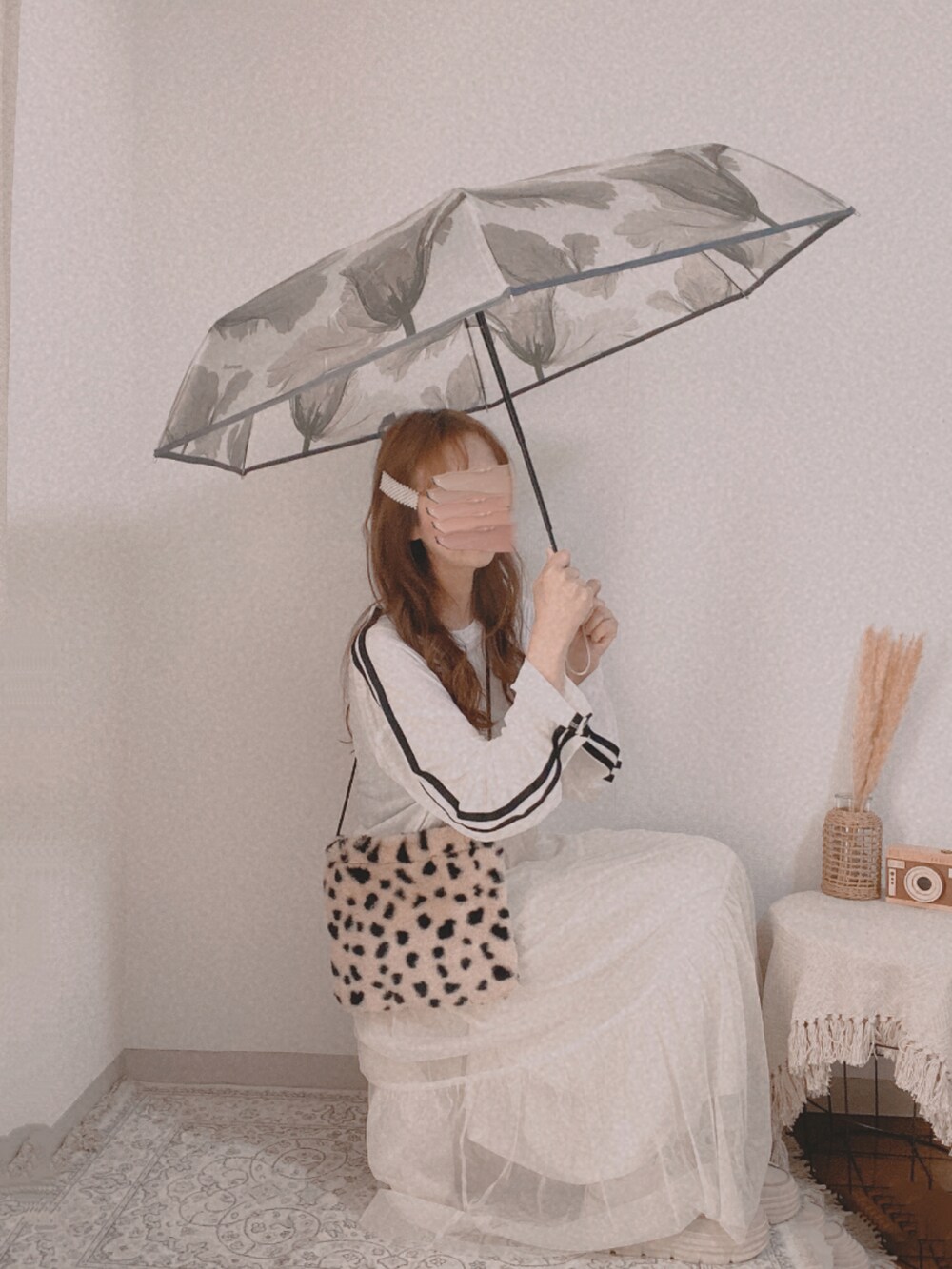 ホワイト系のTシャツ/カットソー、ホワイト系のスカート、ベージュ系のスニーカーを着用したレディースの秋コーディネートの3枚目の写真