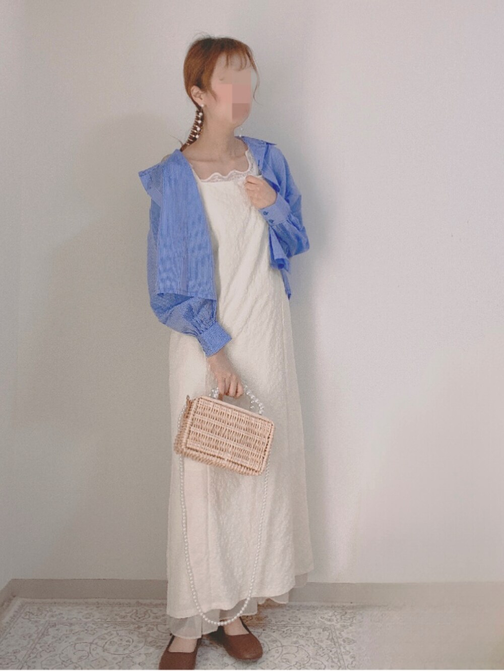 ホワイト系のワンピース、ブルー系のシャツ/ブラウス、ベージュ系のショルダーバッグを着用したレディースの春コーディネートの2枚目の写真