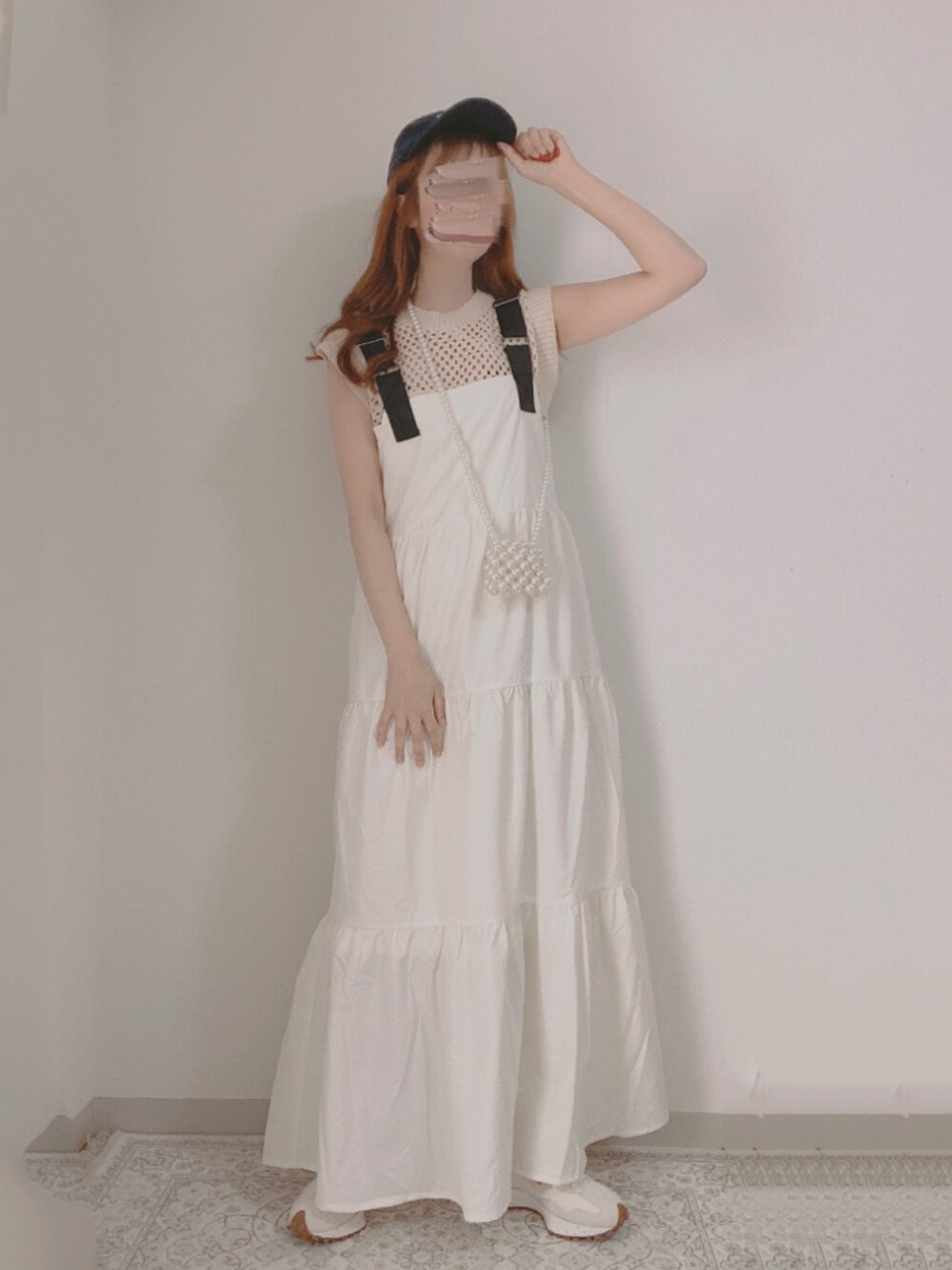 ホワイト系のワンピース/ドレス、ホワイト系のベスト、ホワイト系のスニーカーを着用したレディースの春コーディネートの2枚目の写真