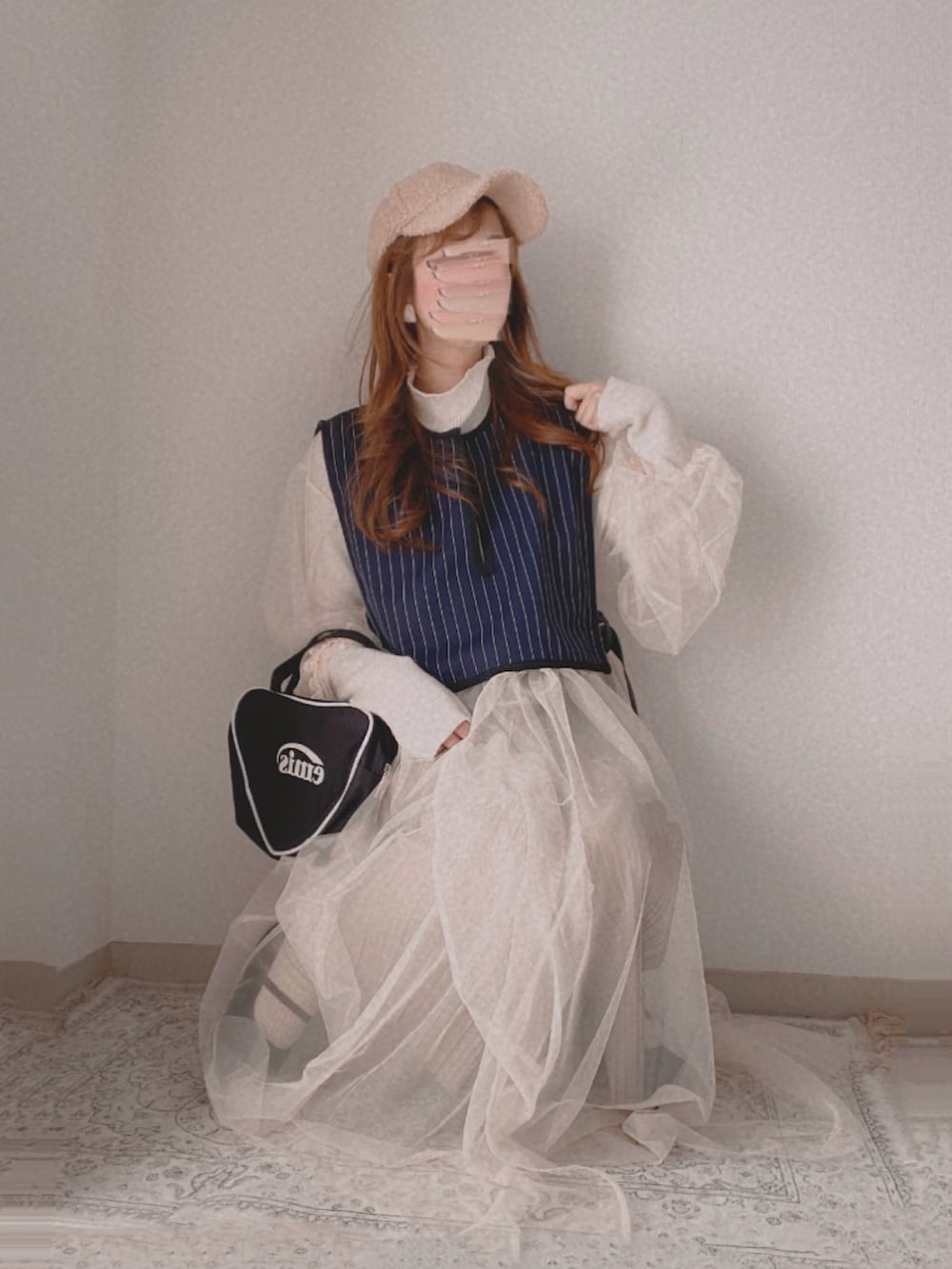 「春コーデ、韓国ファッション、淡色コーデ、淡色女子、プチプラ、レイヤードスタイル、カジュアルガーリー、ガーリー、お出かけコーデ、レトロ、ワンピース、ベスト、キャップ」｜「GRLのアイテム（ワンピース、ベージュ系）」を使った、shiroさん（レディース・159cm）の冬コーディネートの2枚目の写真