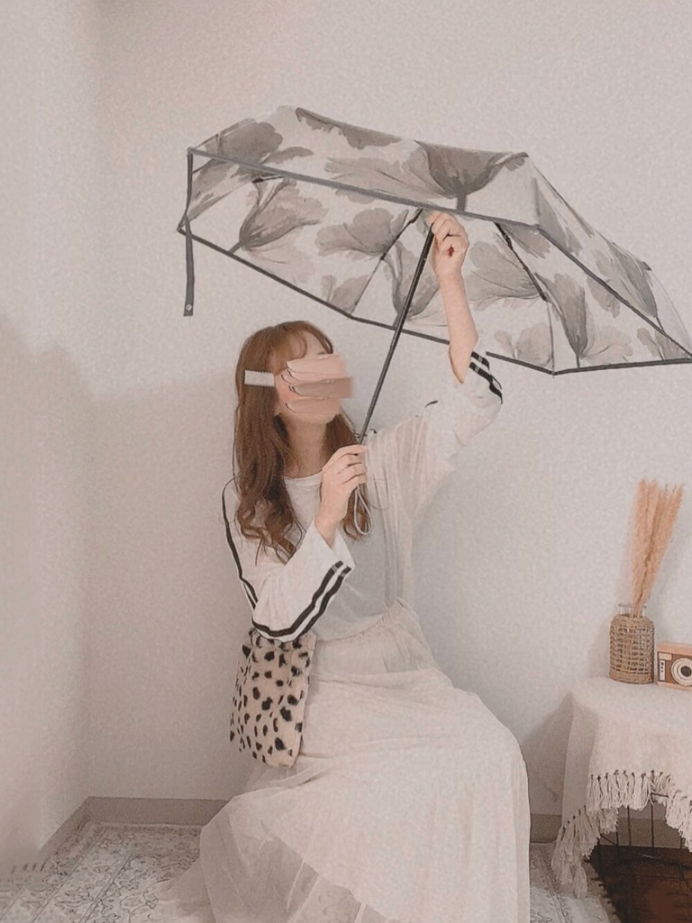 ホワイト系のTシャツ/カットソー、ホワイト系のスカート、ベージュ系のスニーカーを着用したレディースの秋コーディネートの2枚目の写真