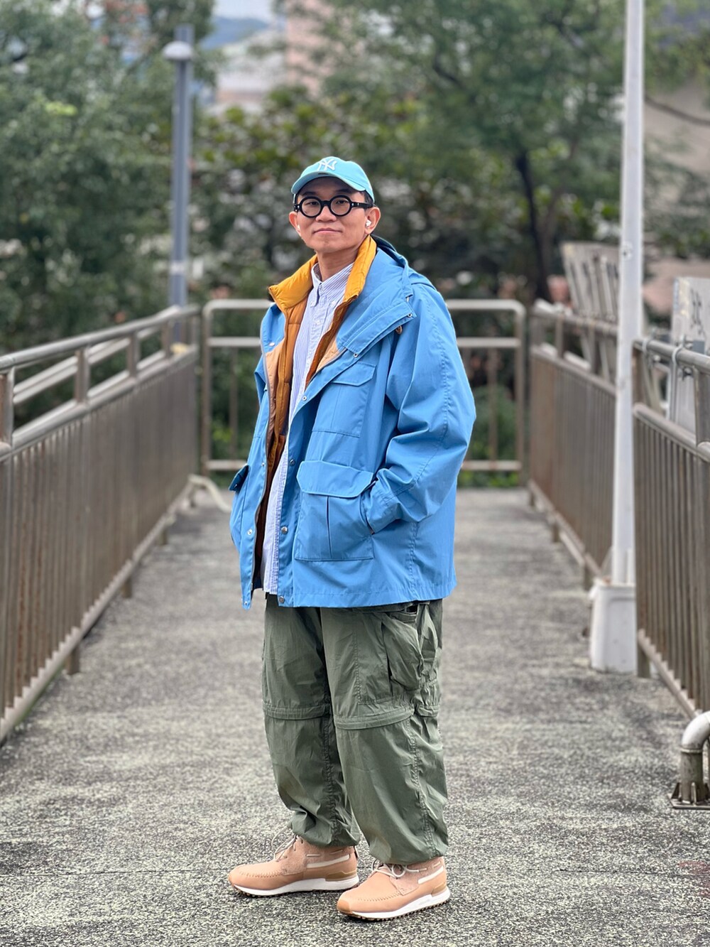 「THE NORTH FACE PURPLE LABEL、UNIQLO、BEAMS、ssz、NEW ERA、MoMA、adidas originals、END、ootd、wiwt、メガネ男子、ストリートコーデ、ファッションを楽しもう」｜「THE NORTH FACE PURPLE LABELのアイテム（トレンチコート、ブルー系）」を使った、Colorholic manさん（メンズ・172cm）の冬コーディネートの3枚目の写真