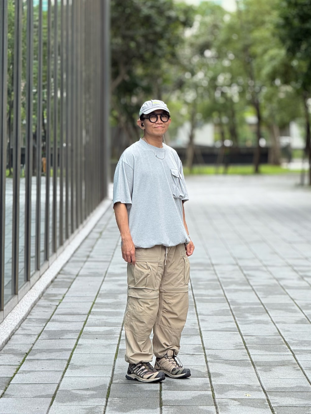 グレー系のTシャツ/カットソー、ベージュ系のチノパンツ、グリーン系のスニーカーを着用したメンズの夏コーディネートの4枚目の写真